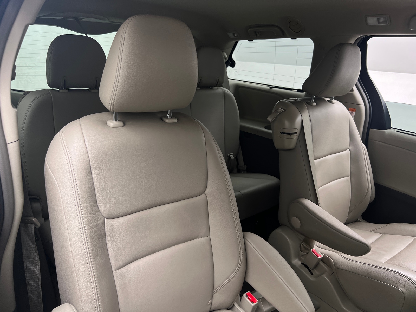 Thumbnail: 2017 Toyota Sienna - 5