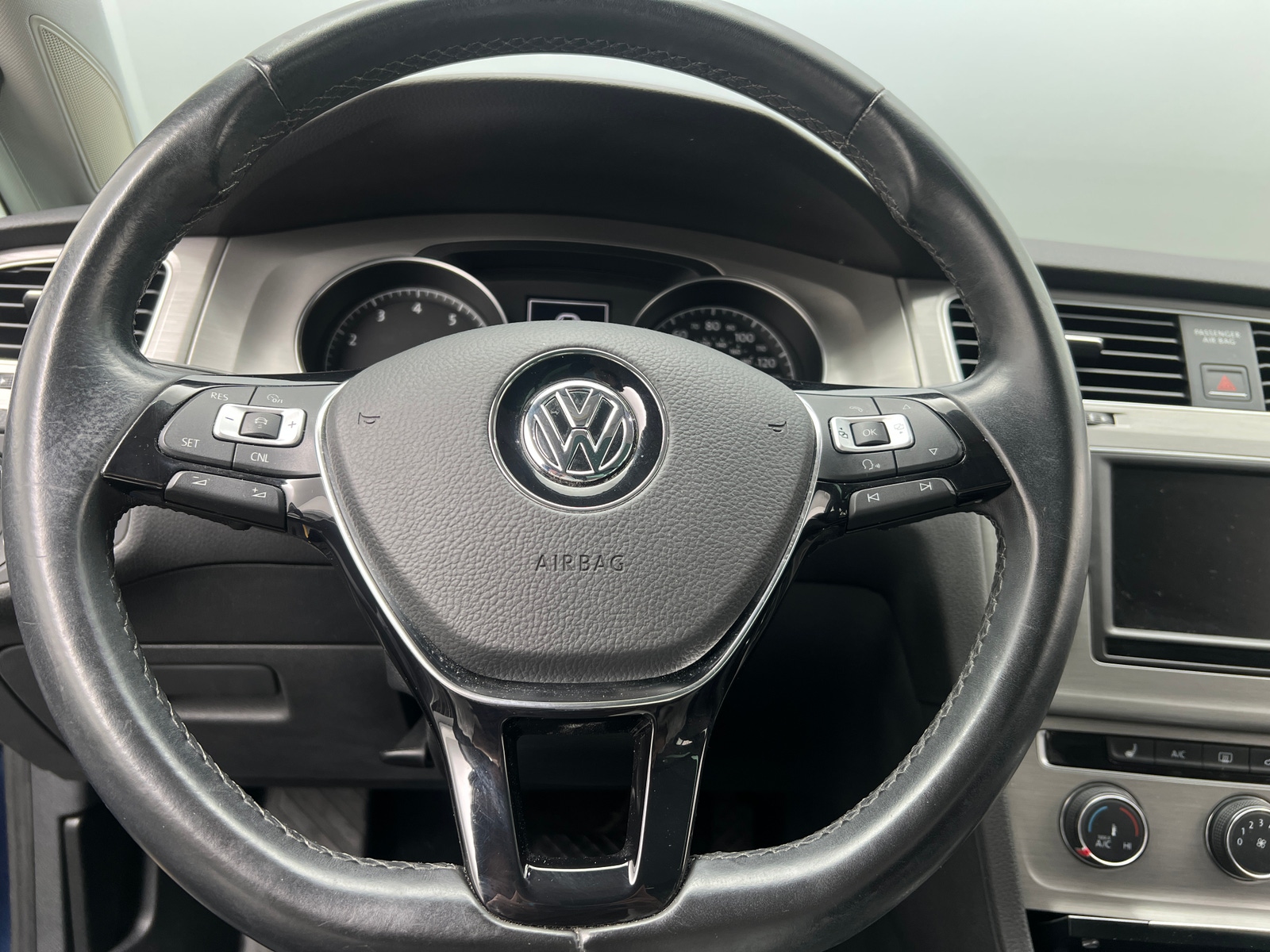 Thumbnail: 2016 Volkswagen e-Golf - 5