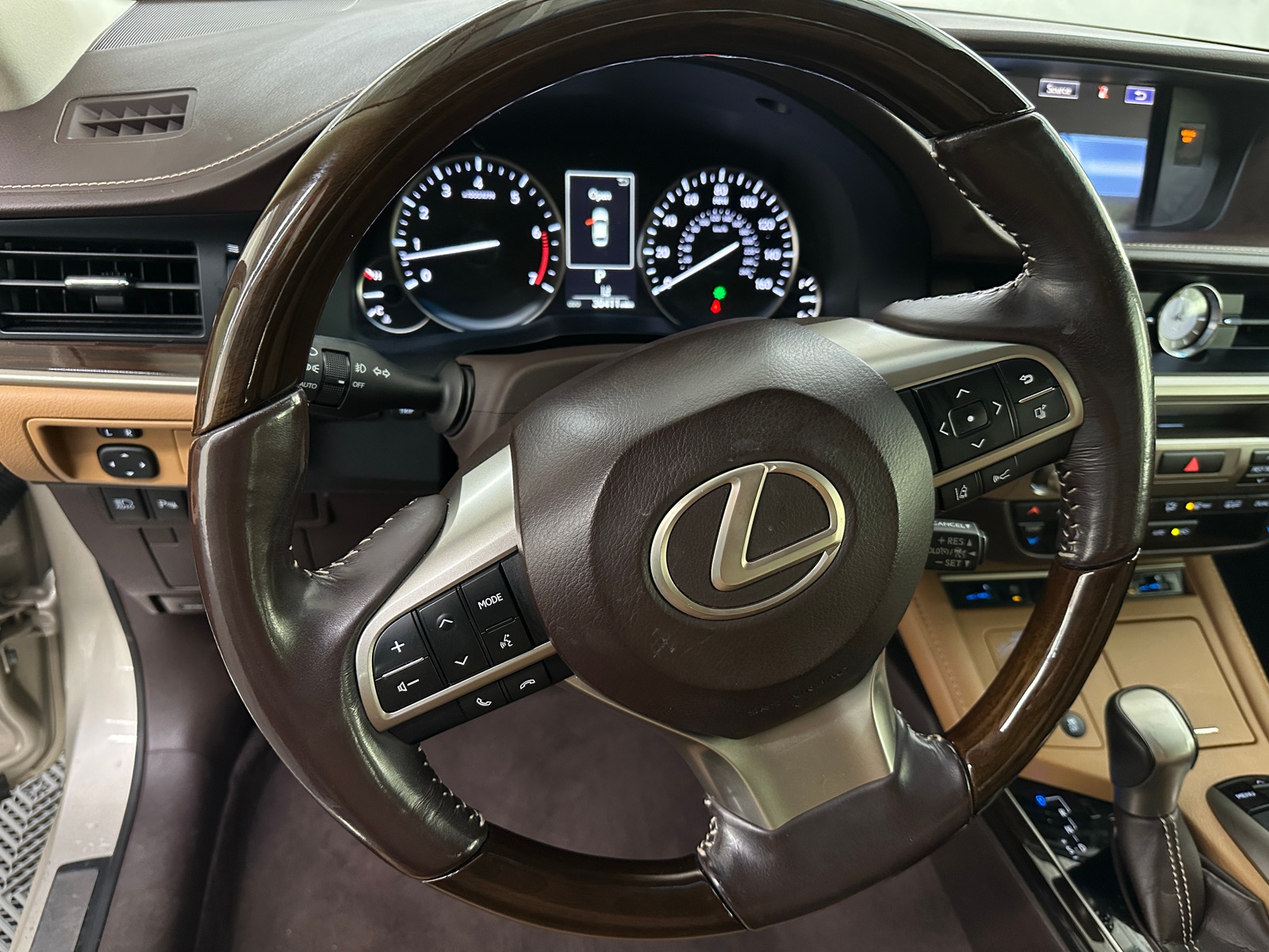 Thumbnail: 2016 Lexus ES - 4