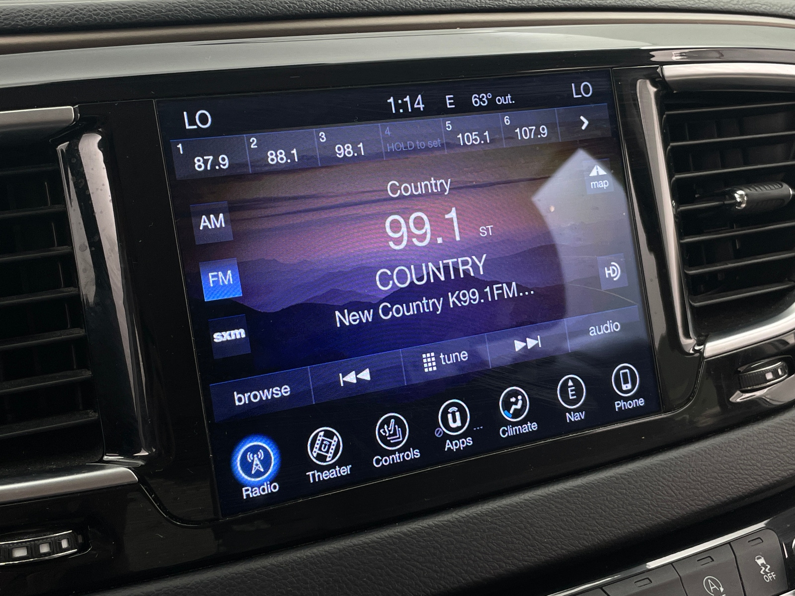 Thumbnail: 2017 Chrysler Pacifica - 4