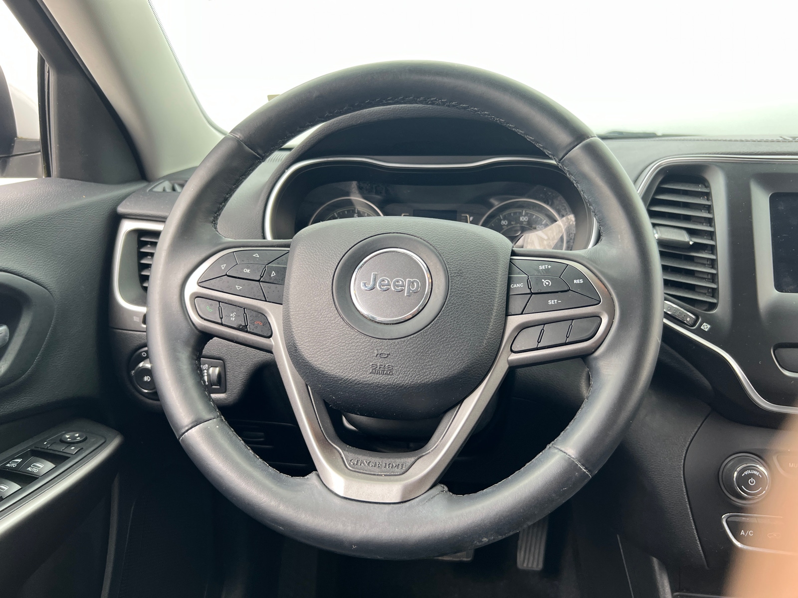 Thumbnail: 2019 Jeep Cherokee - 5