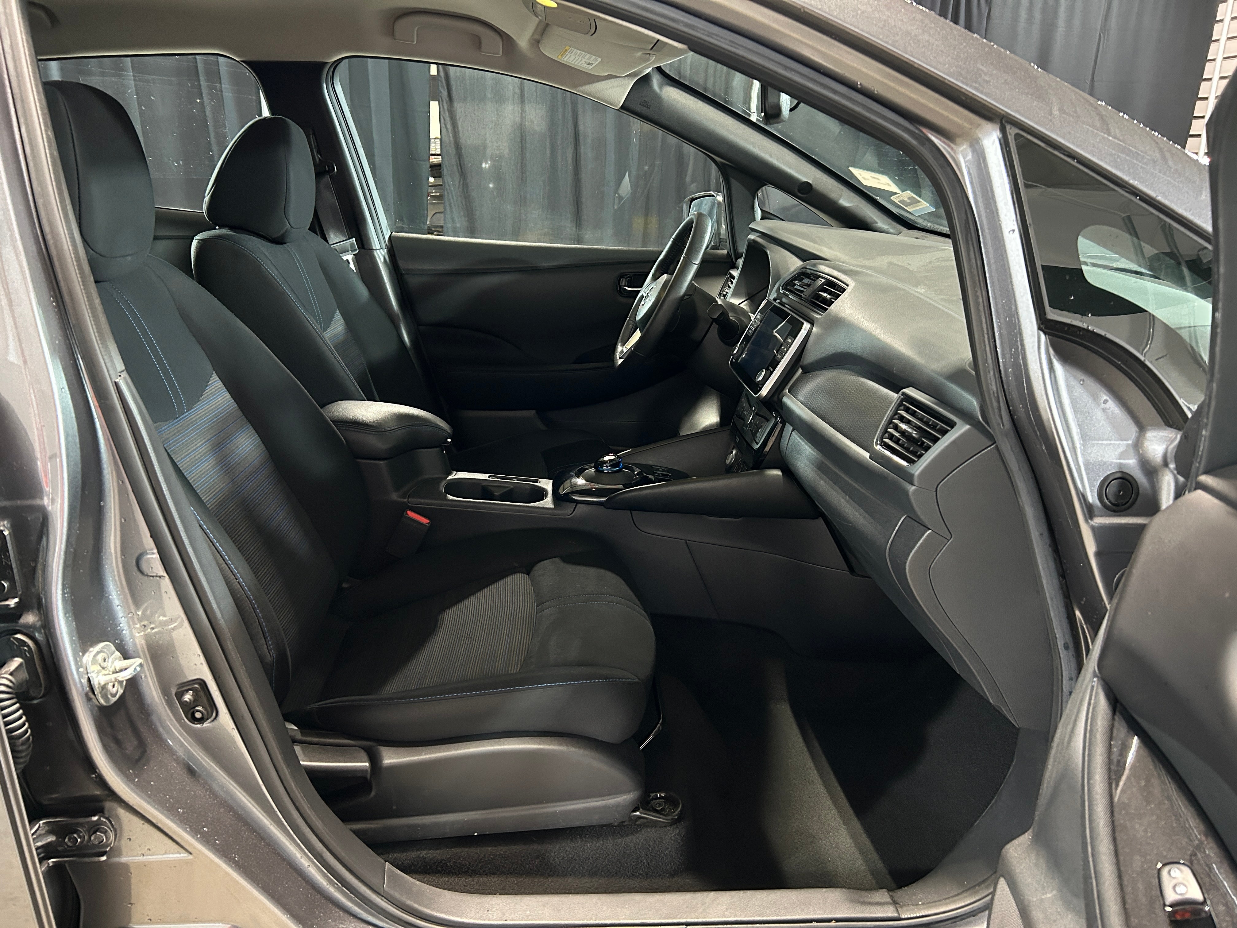 Used 2022 Nissan LEAF SV with VIN 1N4AZ1CV8NC551828 for sale in Oak Creek, WI