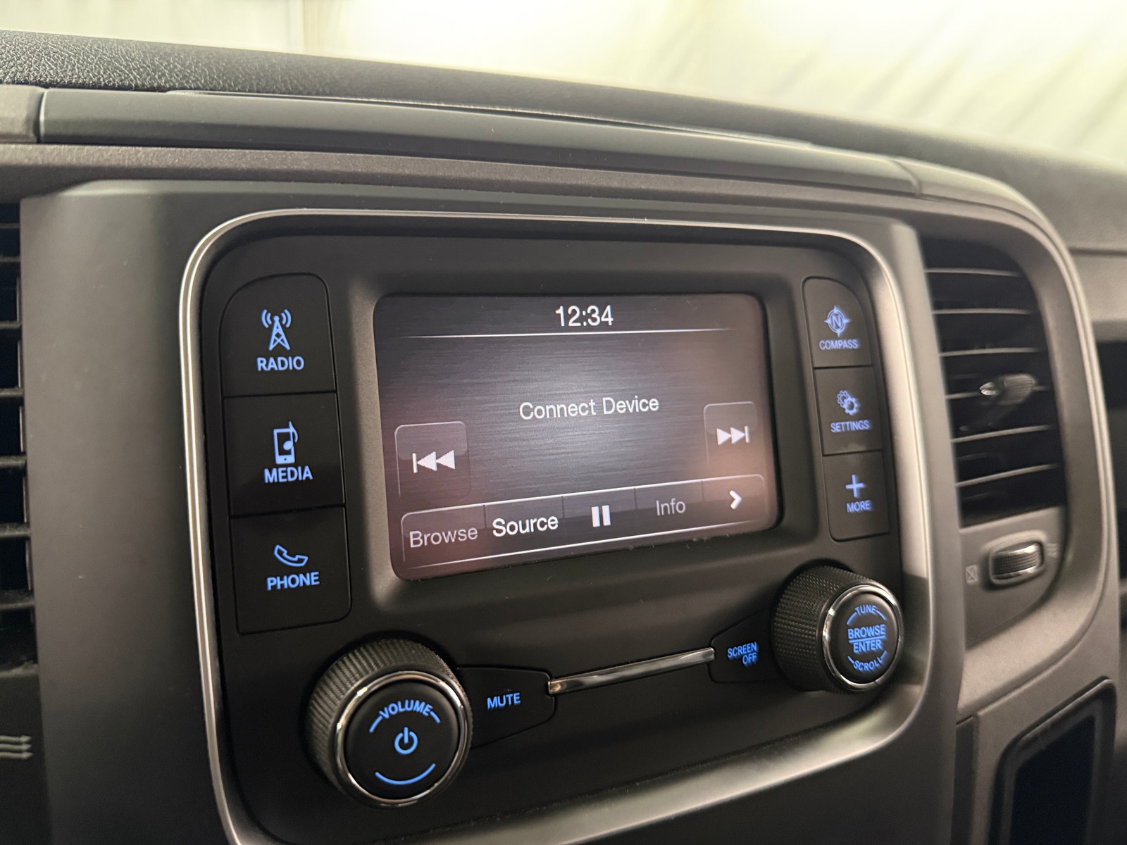 Thumbnail: 2021 RAM 1500 Classic - 4