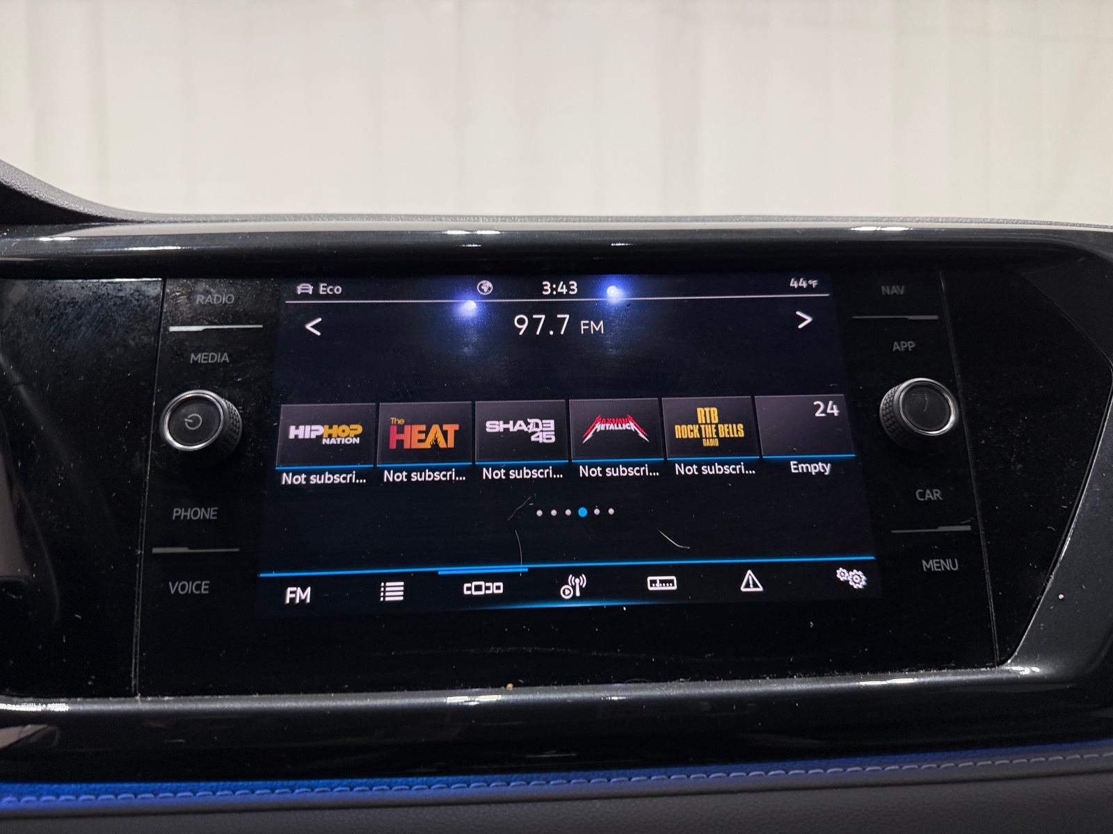 Thumbnail: 2022 Volkswagen Taos - 3