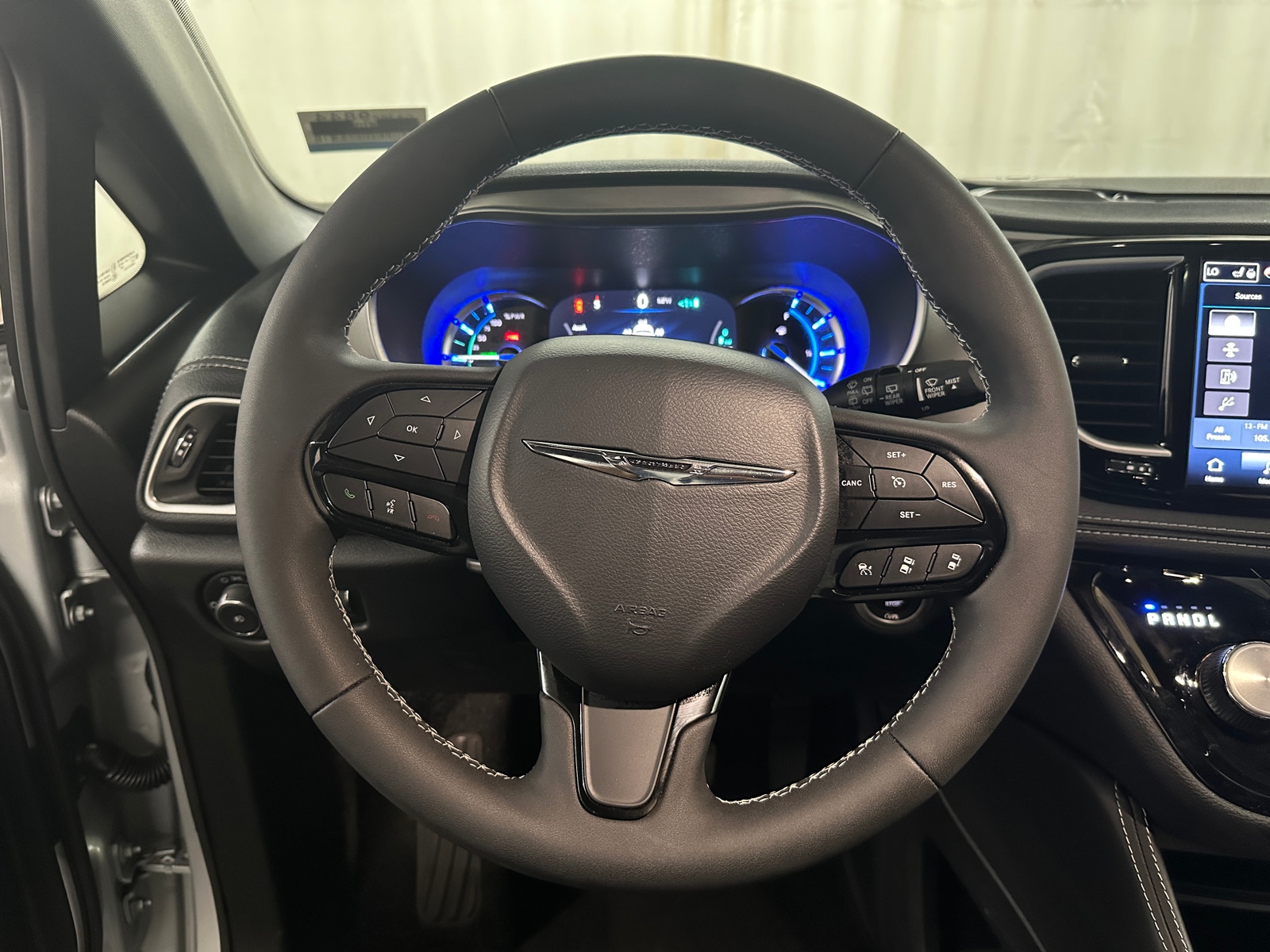 Thumbnail: 2023 Chrysler Pacifica - 4