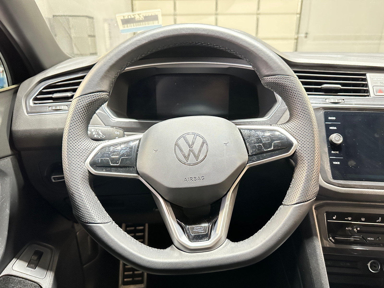 Thumbnail: 2022 Volkswagen Tiguan - 4