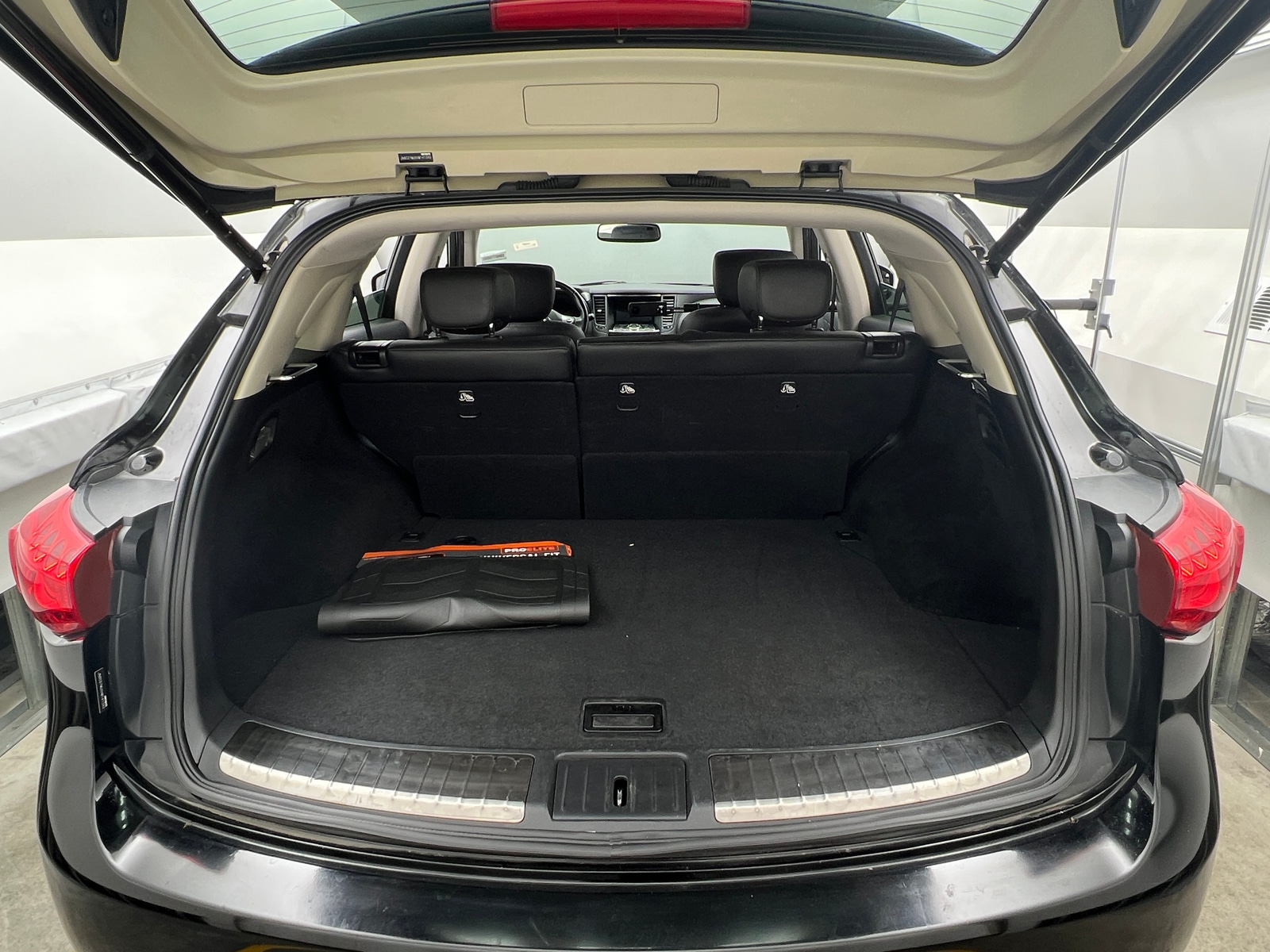 Thumbnail: 2017 INFINITI QX70 - 6