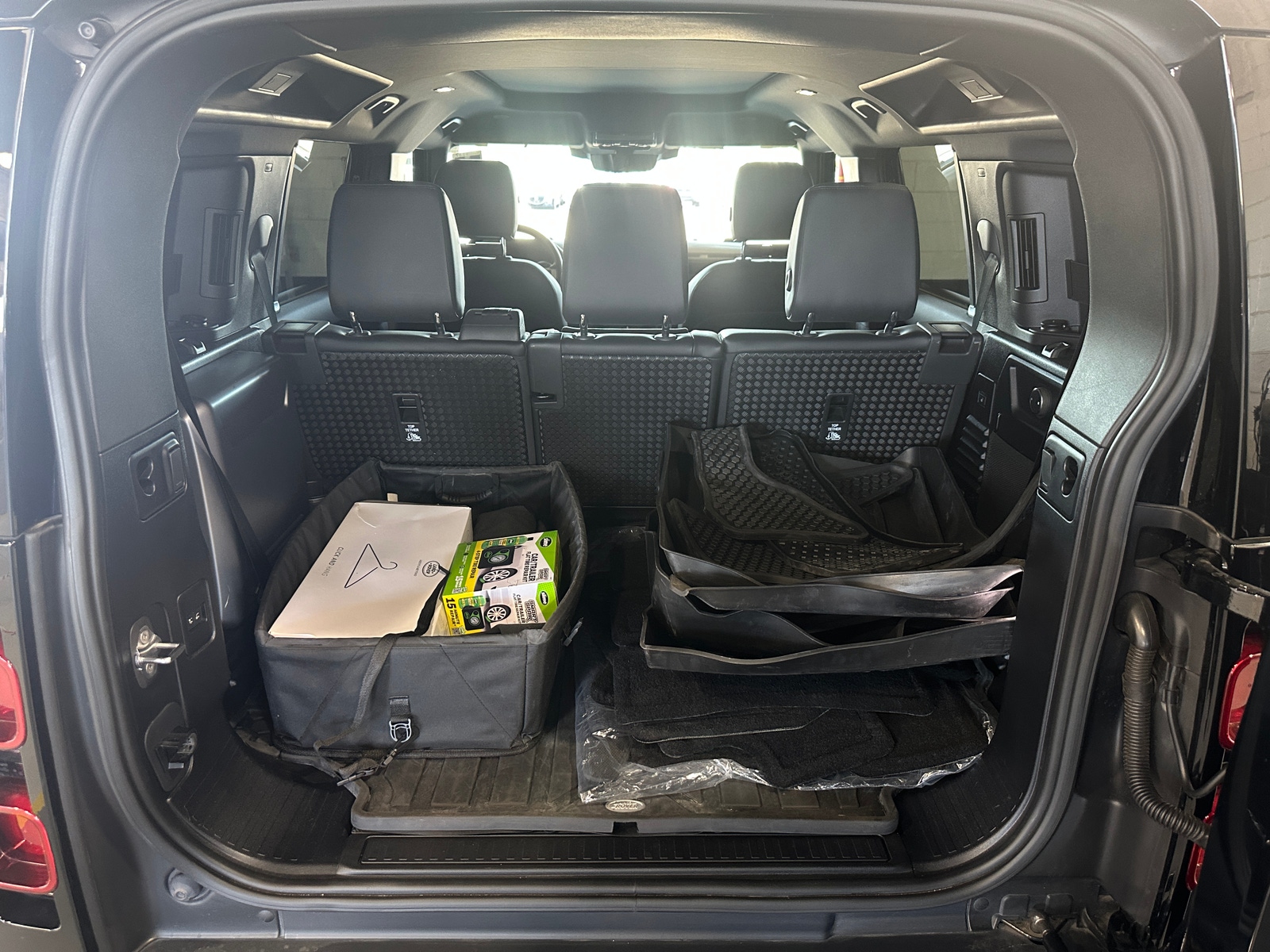 Thumbnail: 2023 Land Rover Defender - 6