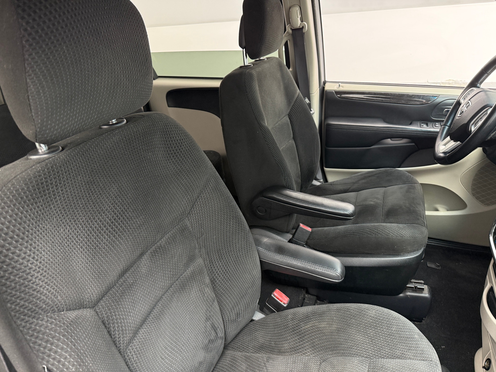 Thumbnail: 2017 Dodge Grand Caravan - 2