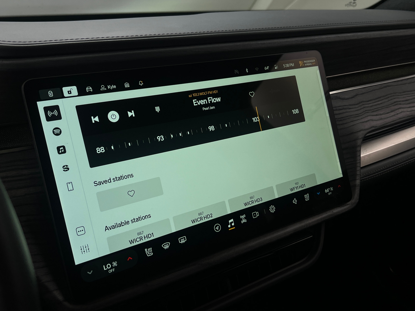 Thumbnail: 2022 Rivian R1T - 3