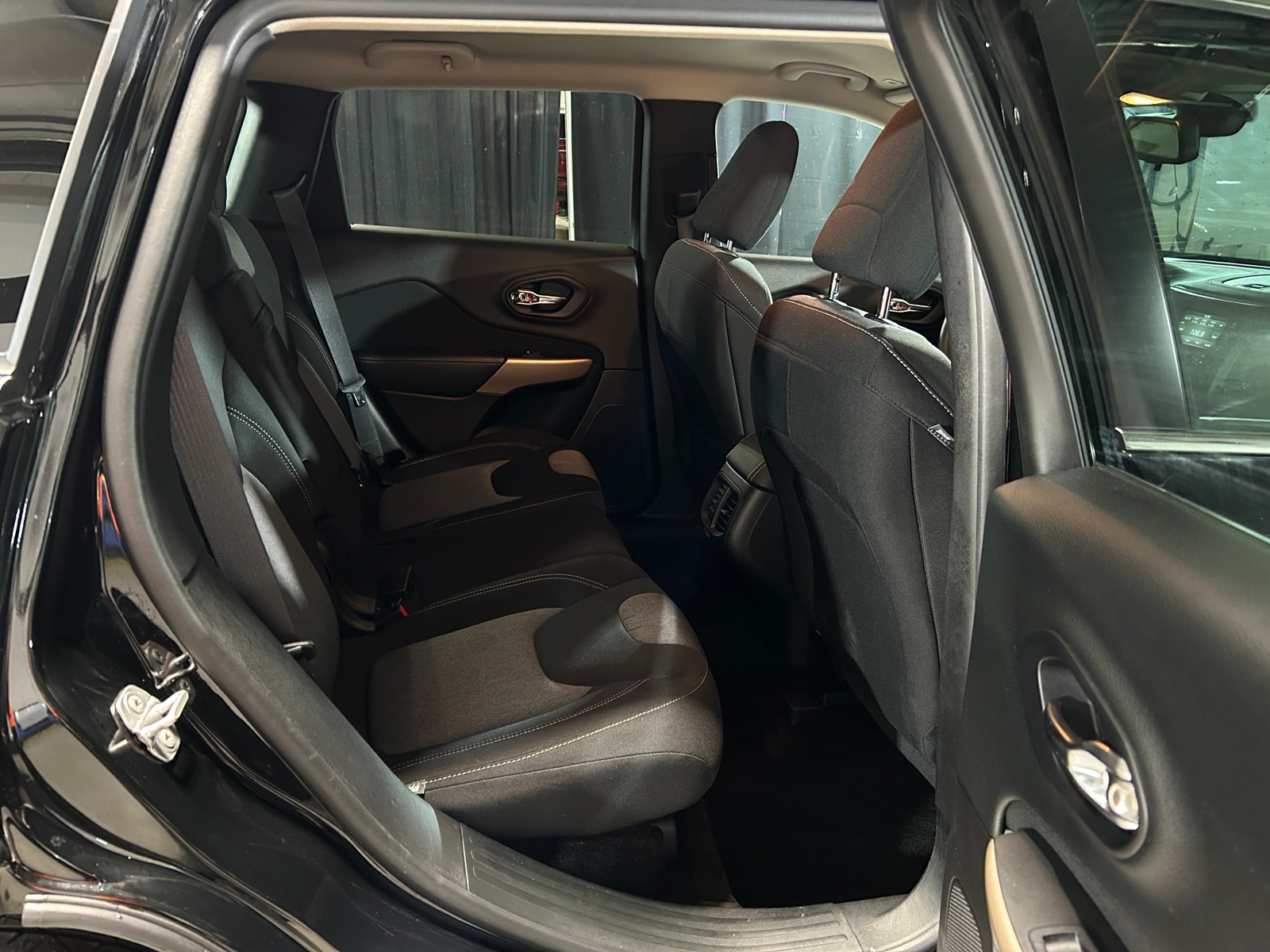 Thumbnail: 2018 Jeep Cherokee - 6