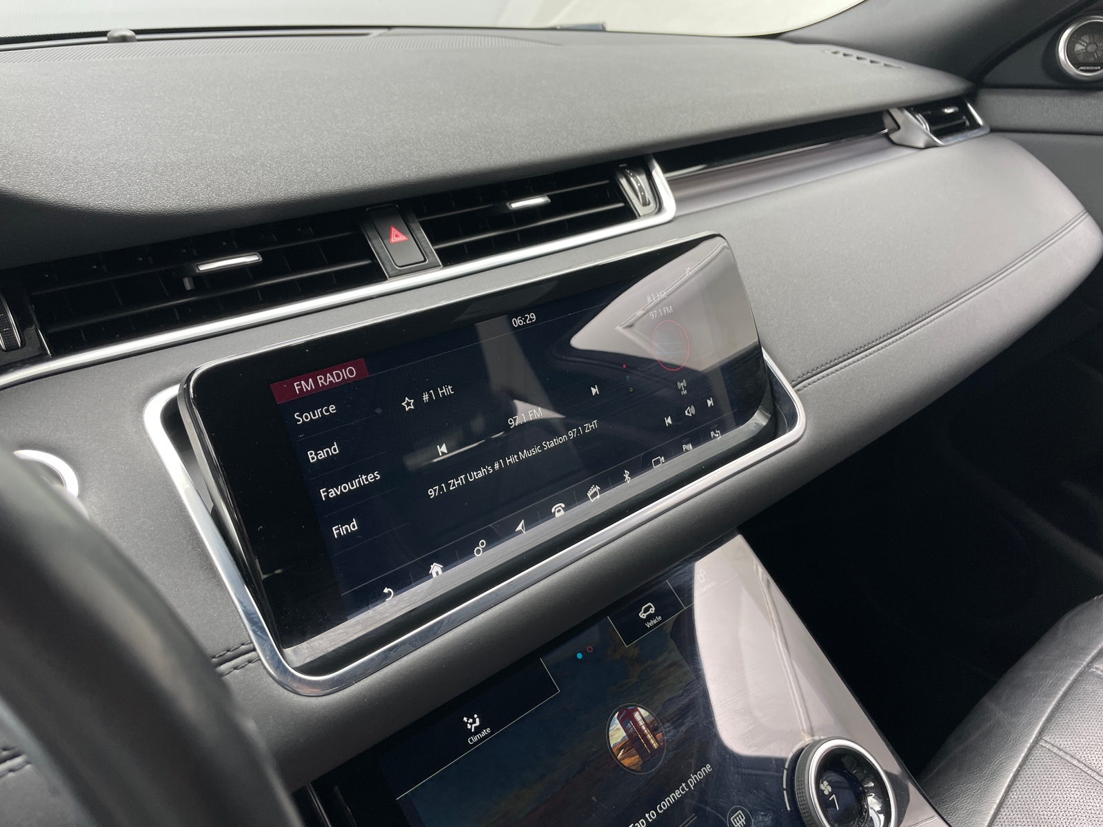 Thumbnail: 2020 Land Rover Range Rover Evoque - 3