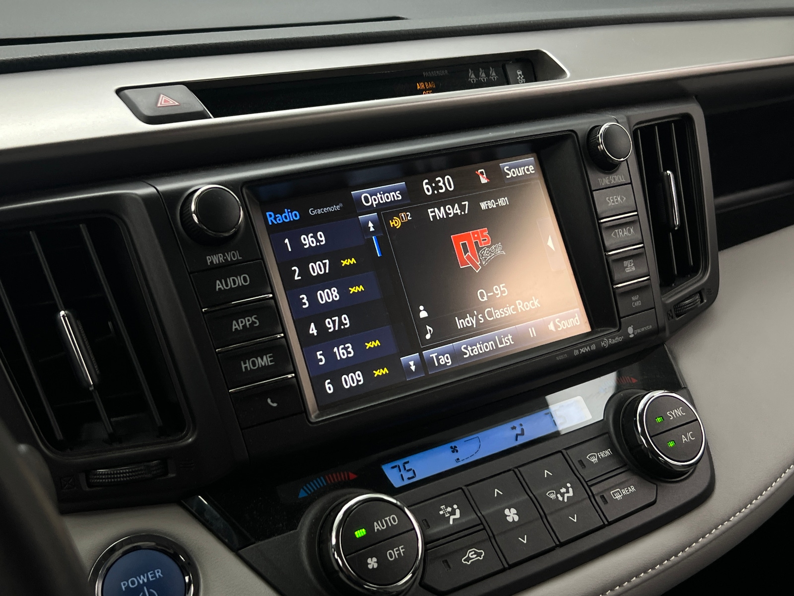 Thumbnail: 2018 Toyota RAV4 - 3