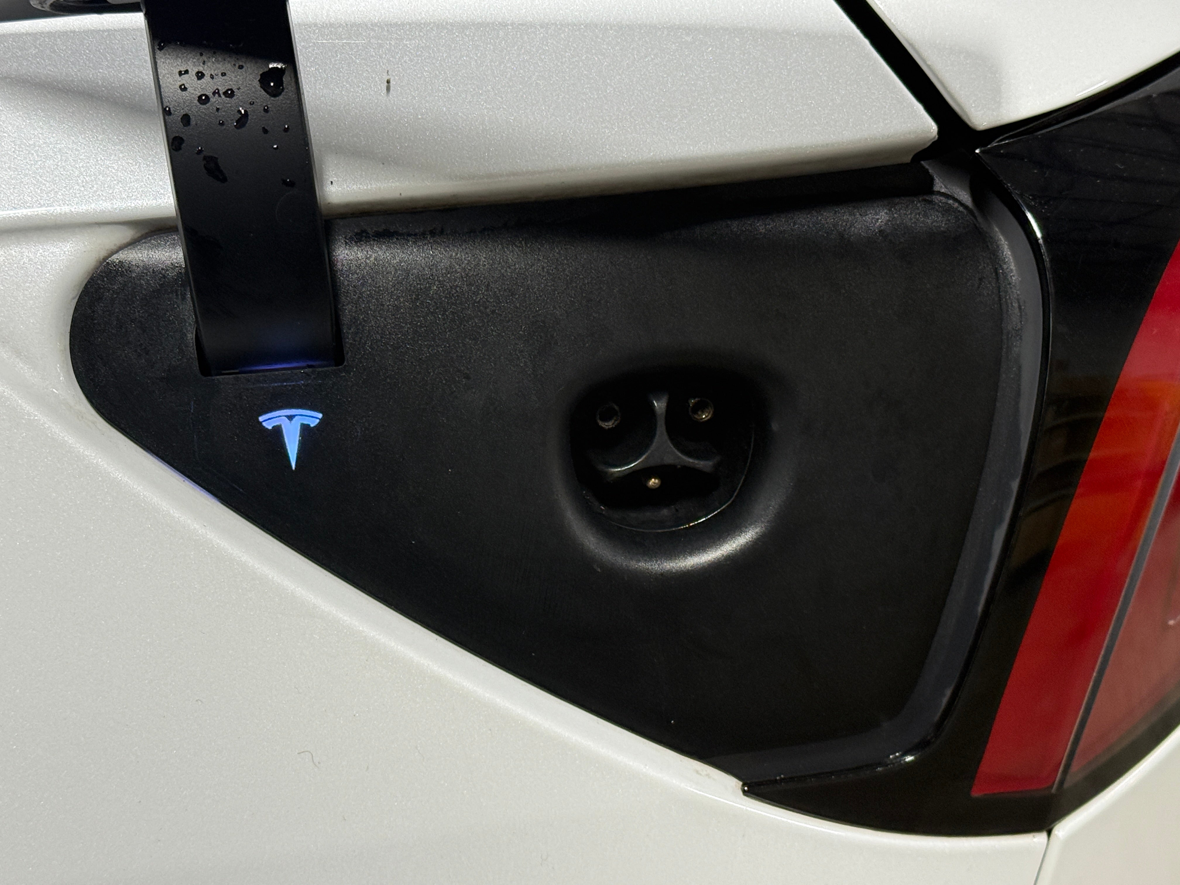 Used 2022 Tesla Model Y Long Range with VIN 7SAYGDEE7NF433031 for sale in Oak Creek, WI