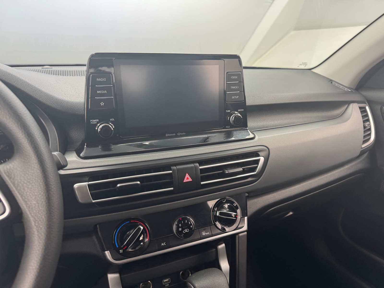 Thumbnail: 2023 Kia Seltos - 4