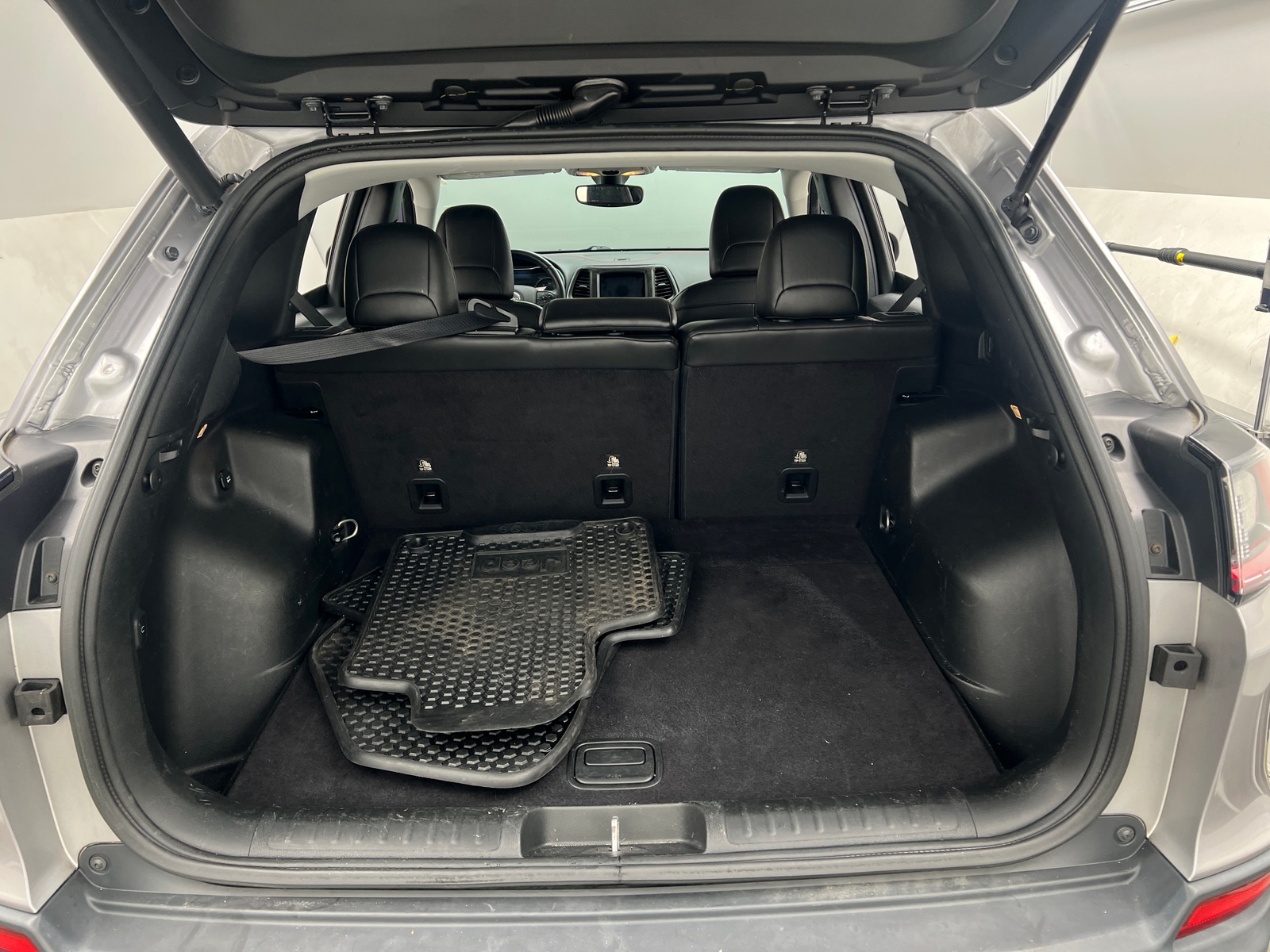 Thumbnail: 2019 Jeep Cherokee - 6