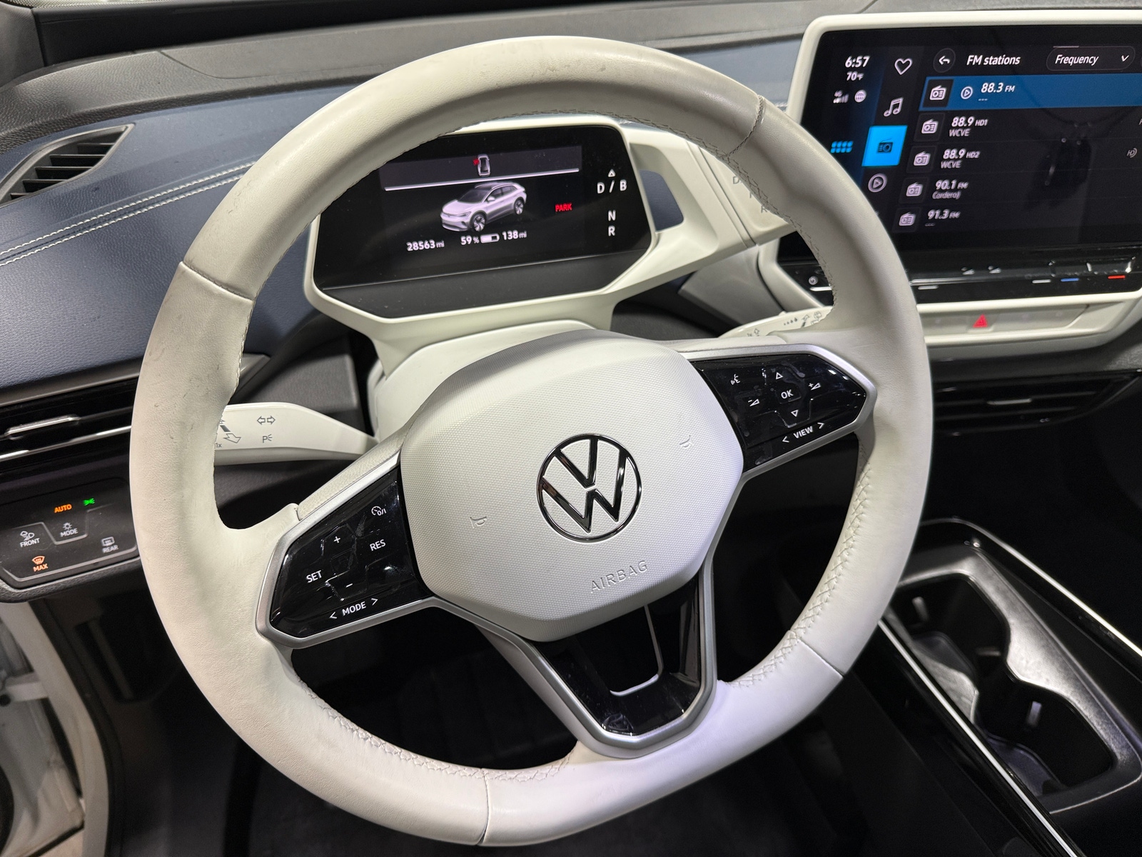 Thumbnail: 2023 Volkswagen ID.4 - 4