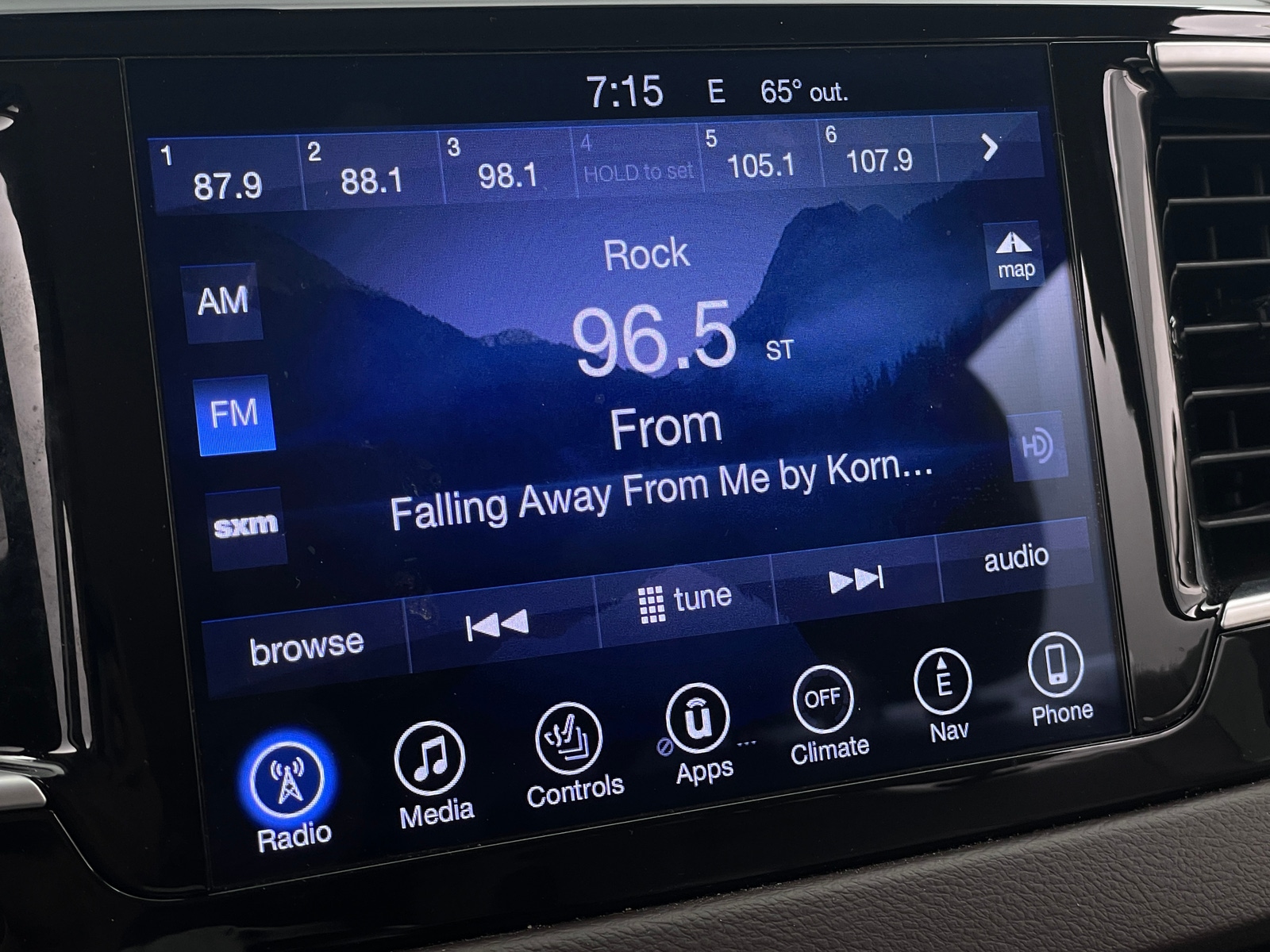 Thumbnail: 2017 Chrysler Pacifica - 3