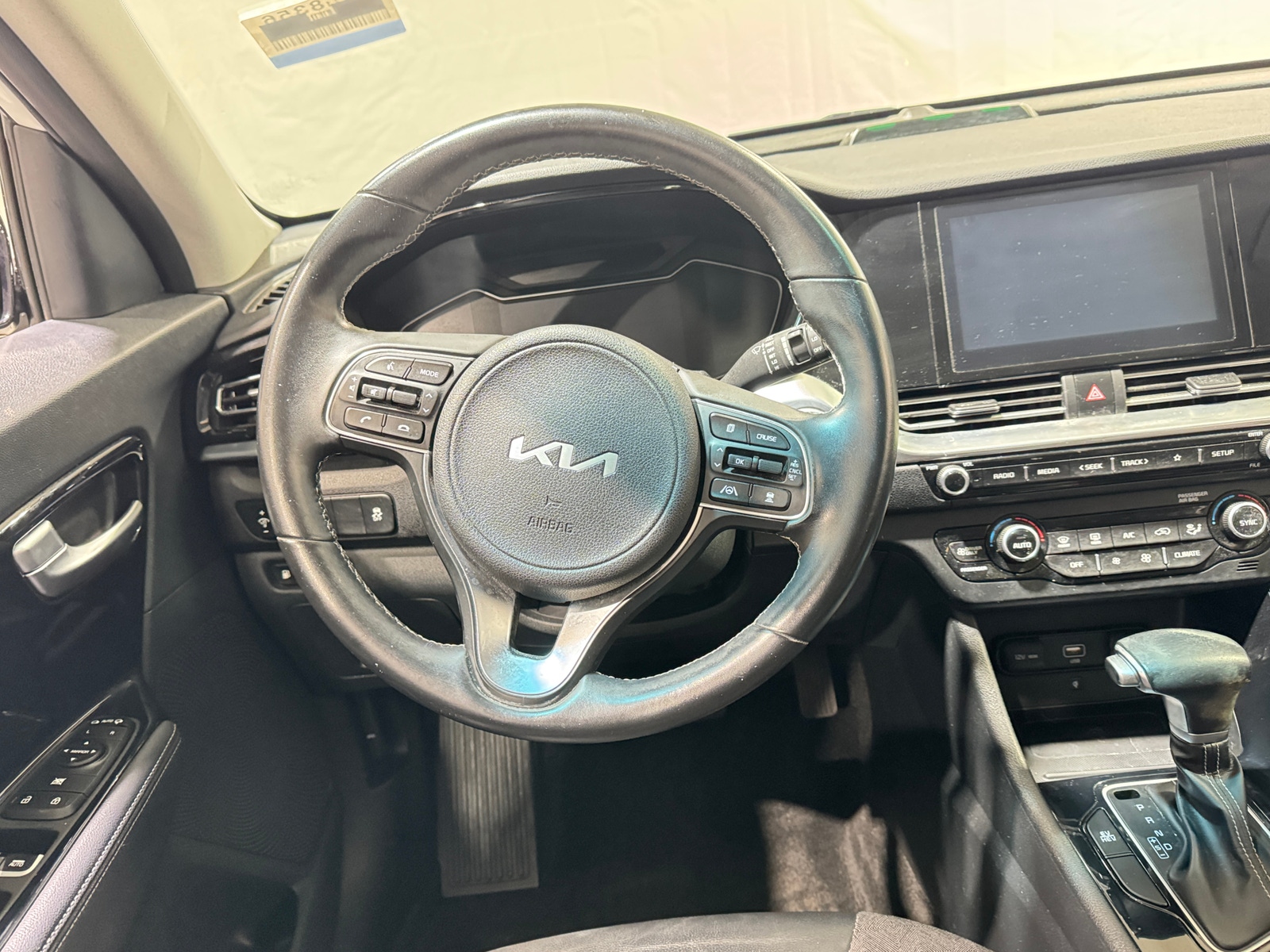 Thumbnail: 2022 Kia Niro - 4