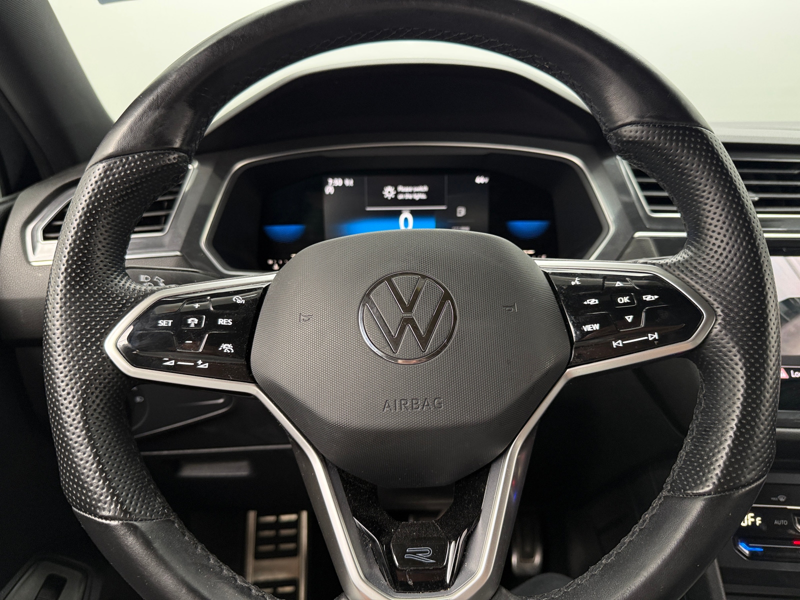 Thumbnail: 2022 Volkswagen Tiguan - 4