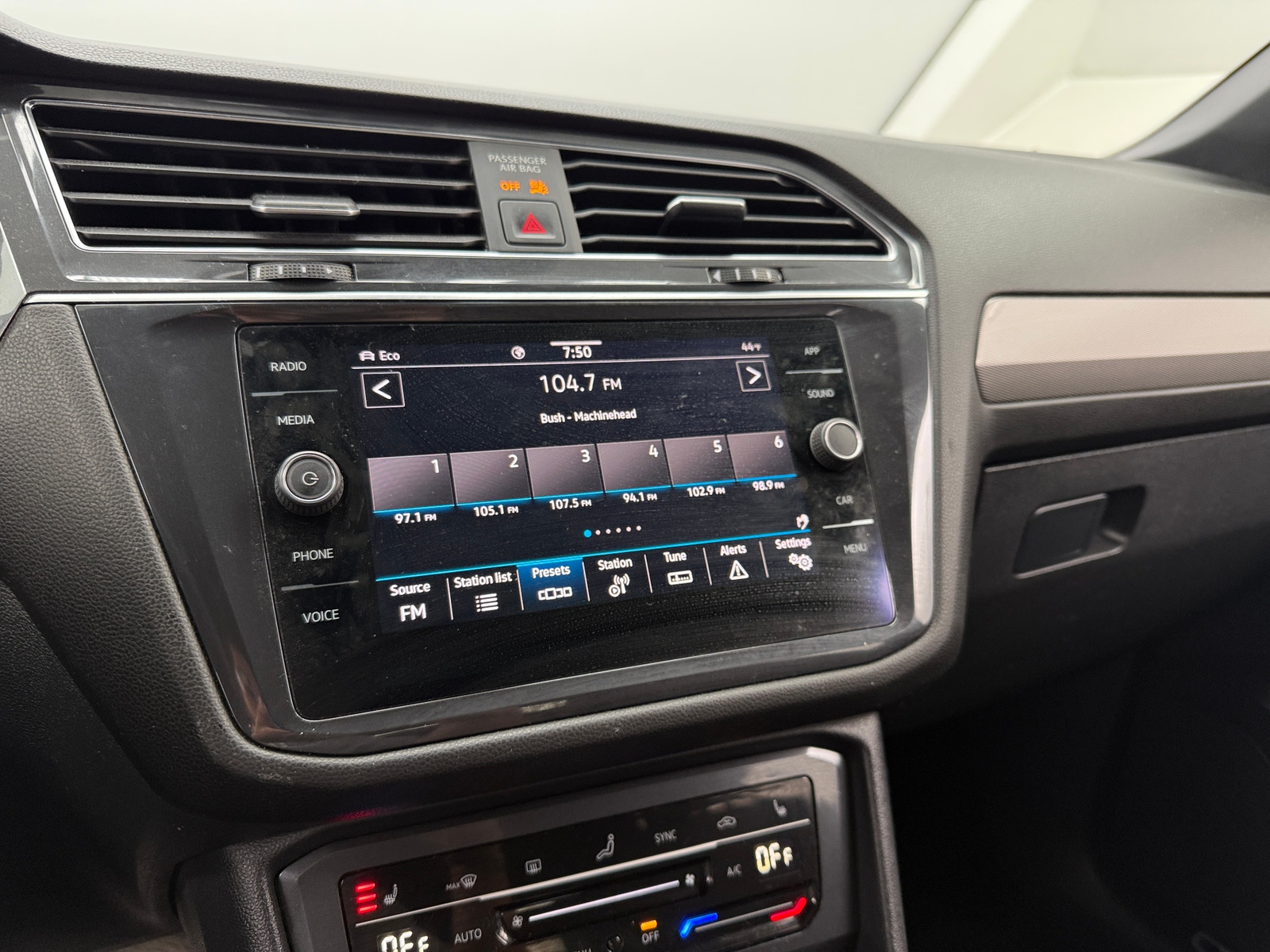 Thumbnail: 2022 Volkswagen Tiguan - 3