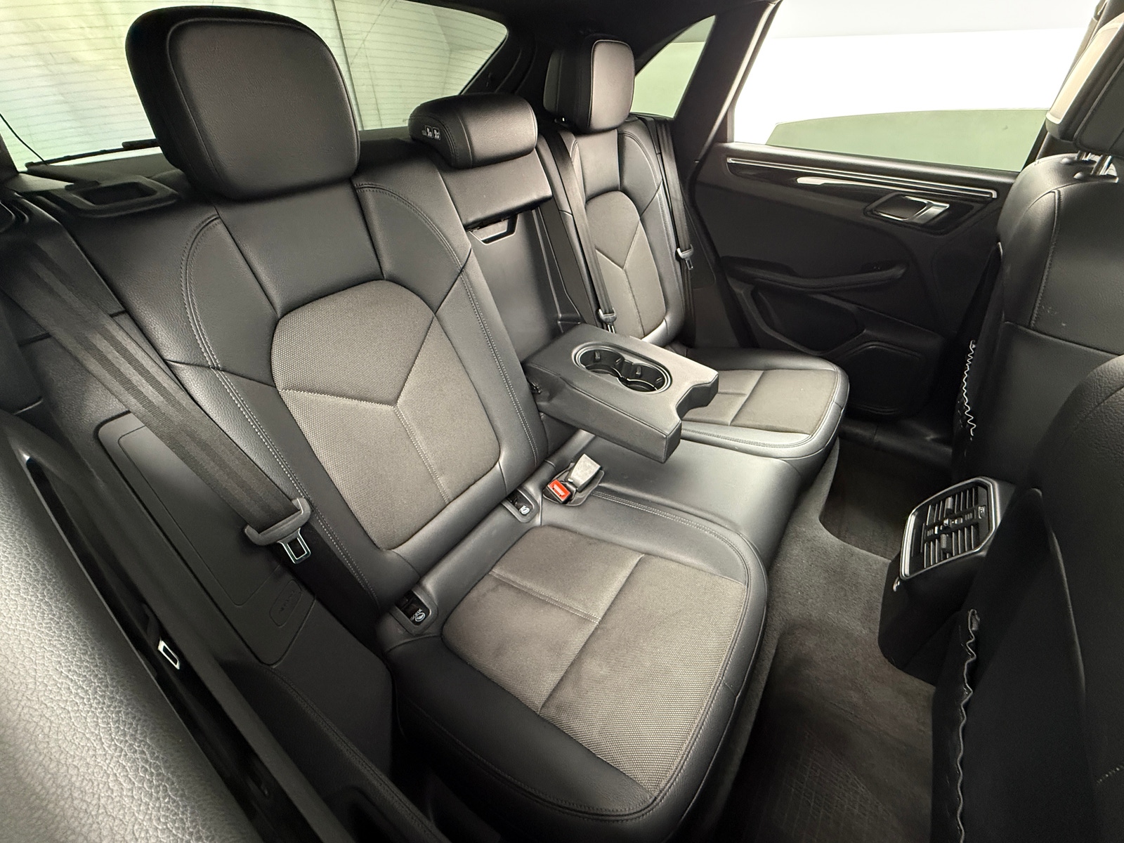 Thumbnail: 2022 Porsche Macan - 5