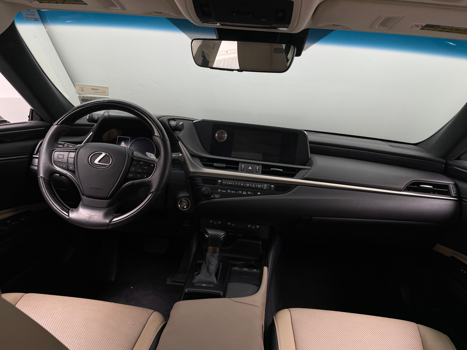 Thumbnail: 2020 Lexus ES - 3