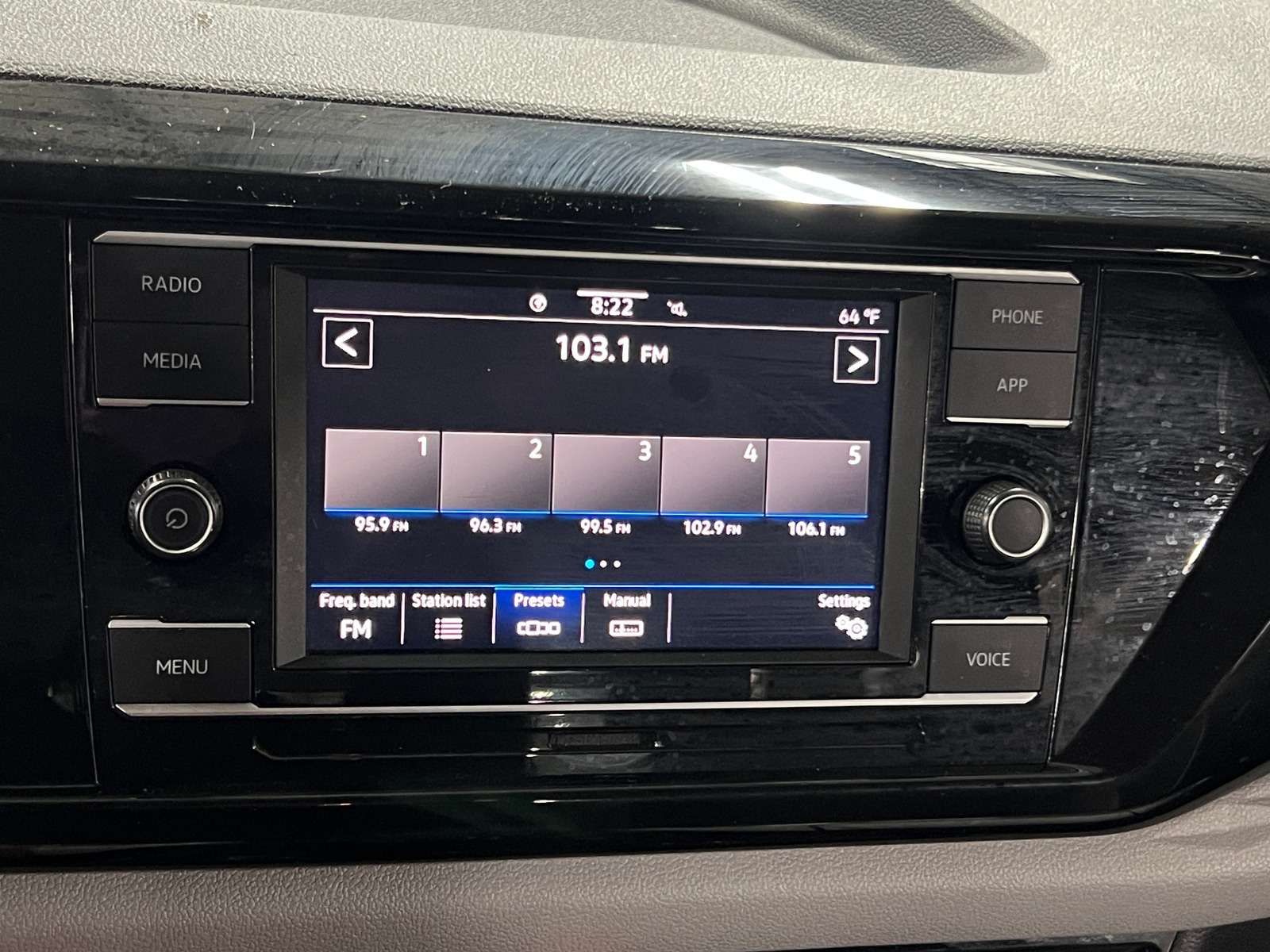 Thumbnail: 2022 Volkswagen Taos - 4