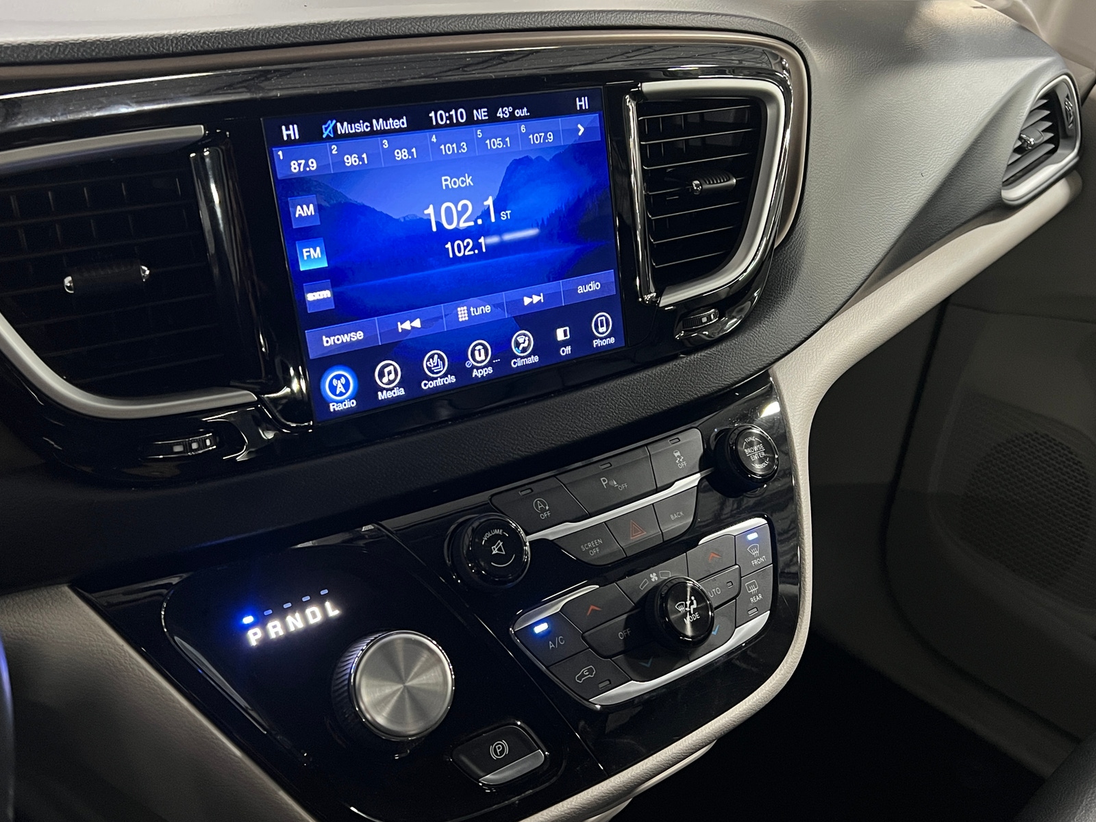 Thumbnail: 2017 Chrysler Pacifica - 3