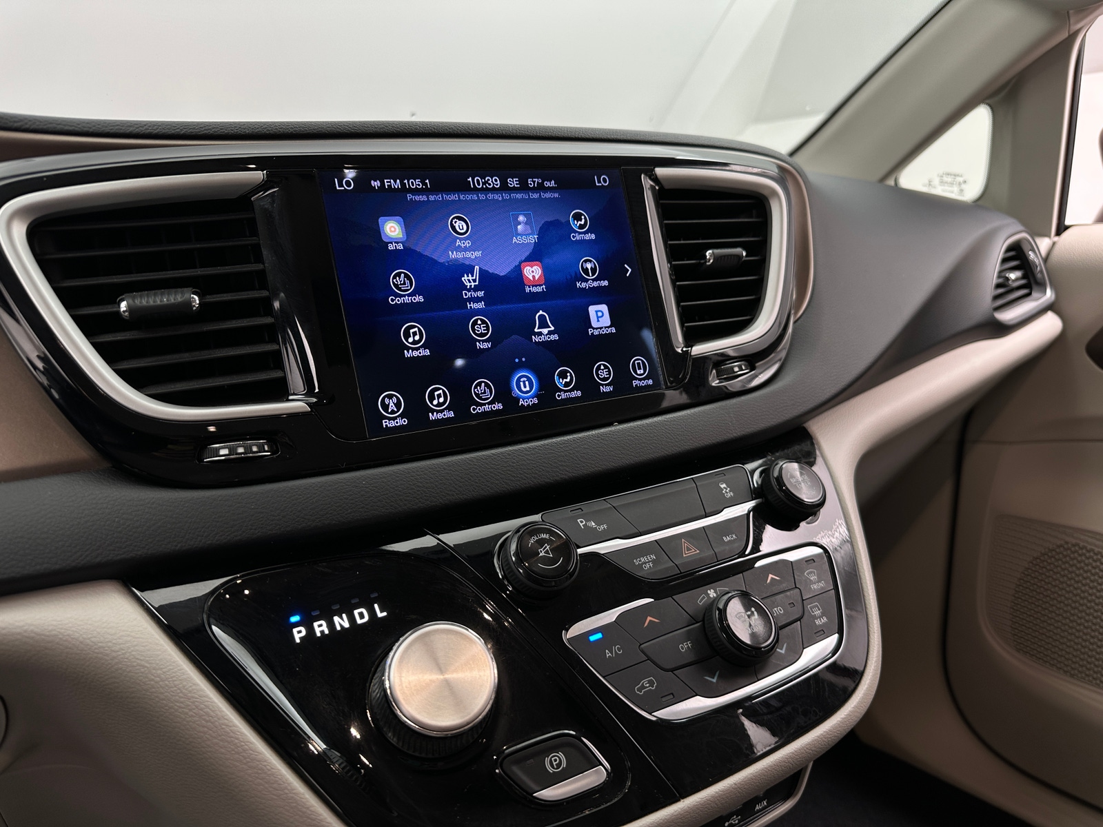 Thumbnail: 2017 Chrysler Pacifica - 3