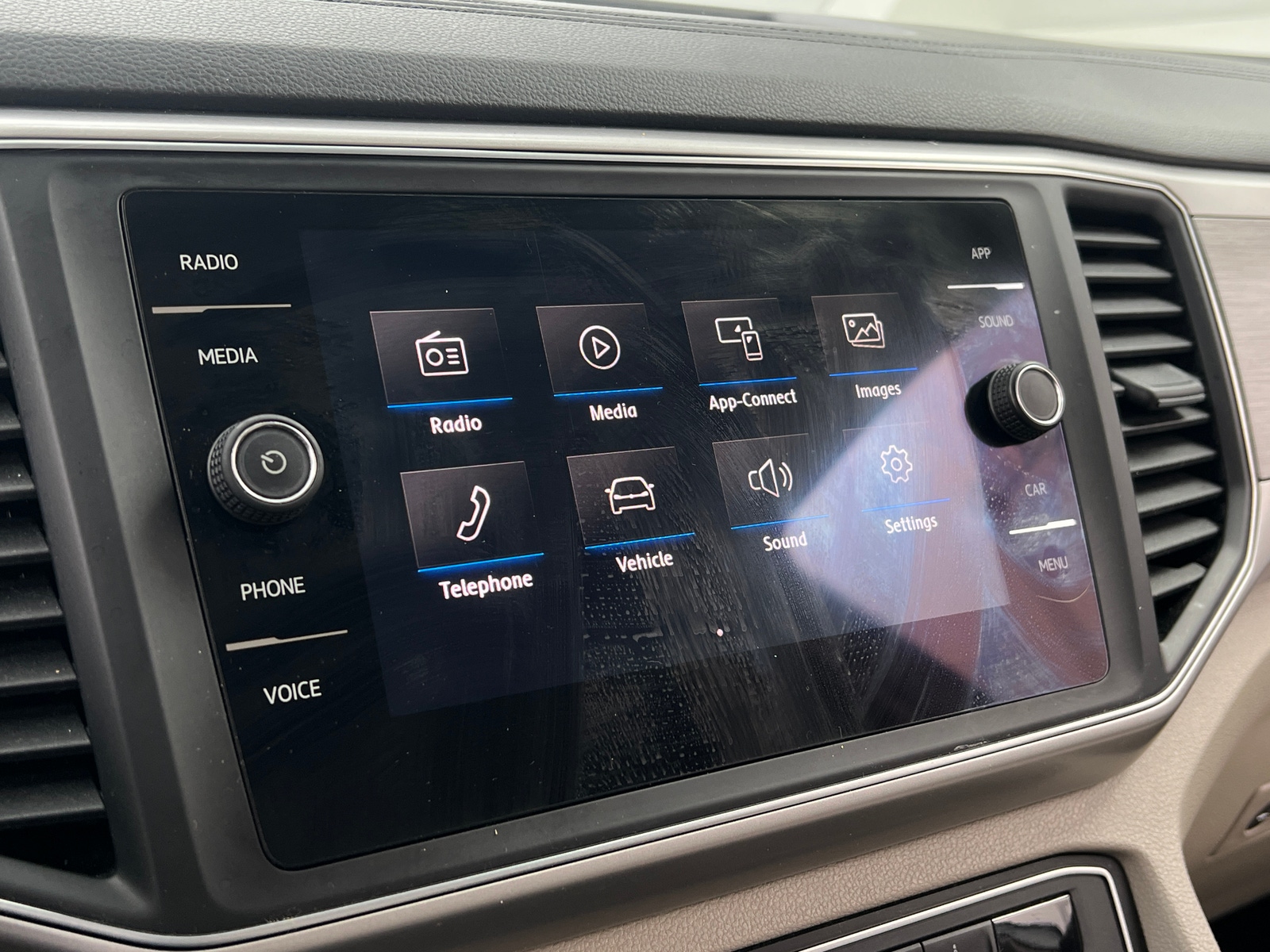 Thumbnail: 2018 Volkswagen Atlas - 3