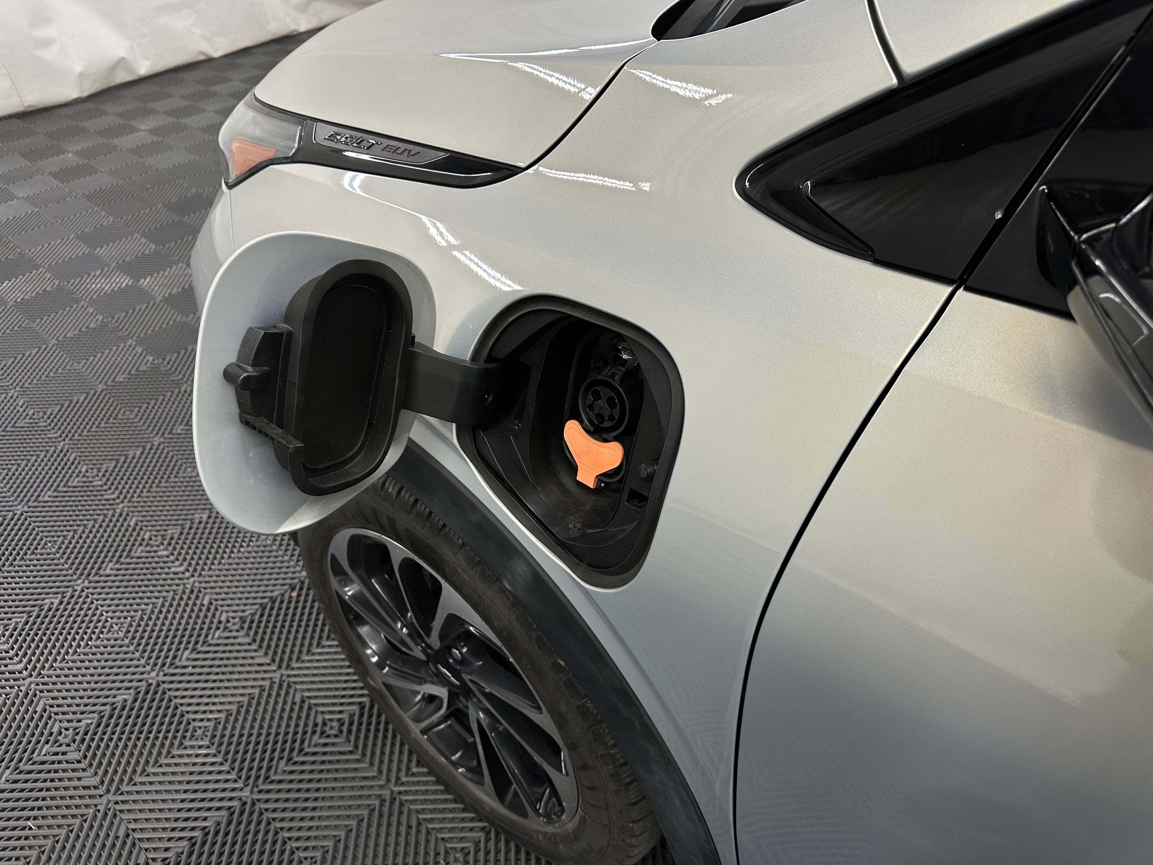 Used 2022 Chevrolet Bolt EUV Premier with VIN 1G1FZ6S09N4106195 for sale in Oak Creek, WI