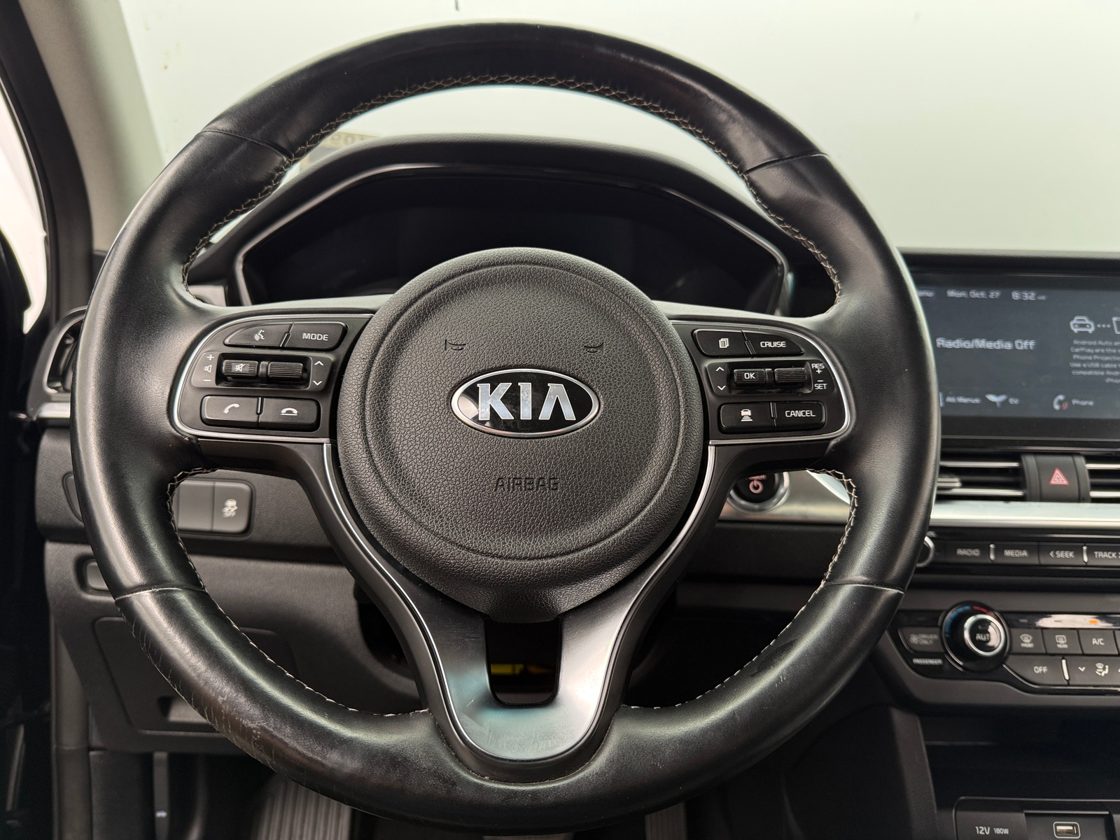 Thumbnail: 2020 Kia Niro - 4