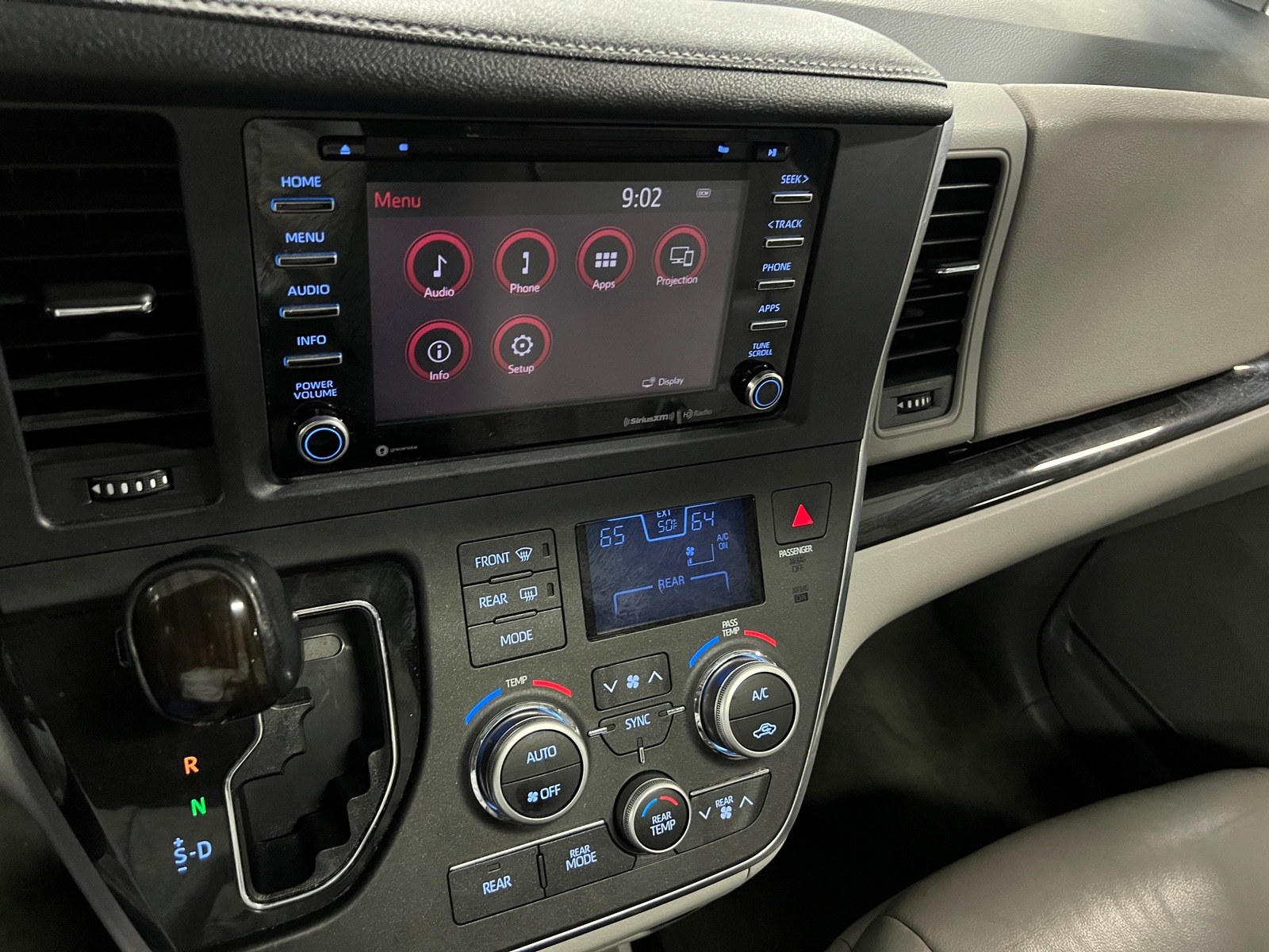 Thumbnail: 2018 Toyota Sienna - 3