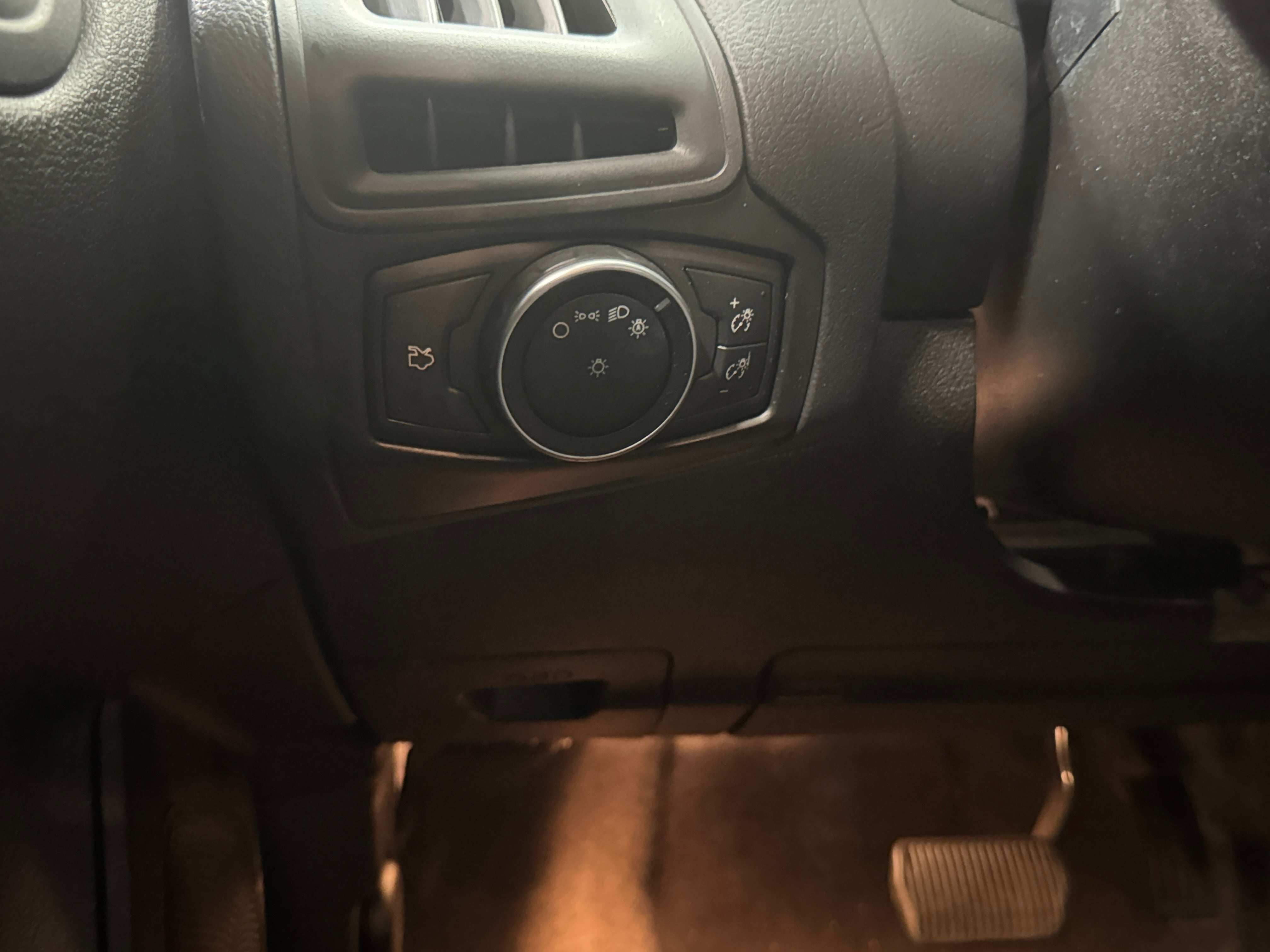 Used 2018 Ford Focus SE with VIN 1FADP3F29JL252598 for sale in Oak Creek, WI