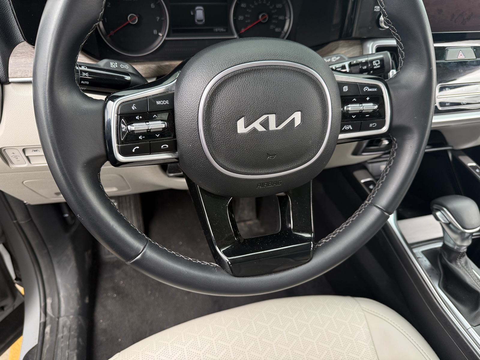 Thumbnail: 2023 Kia Sorento - 4