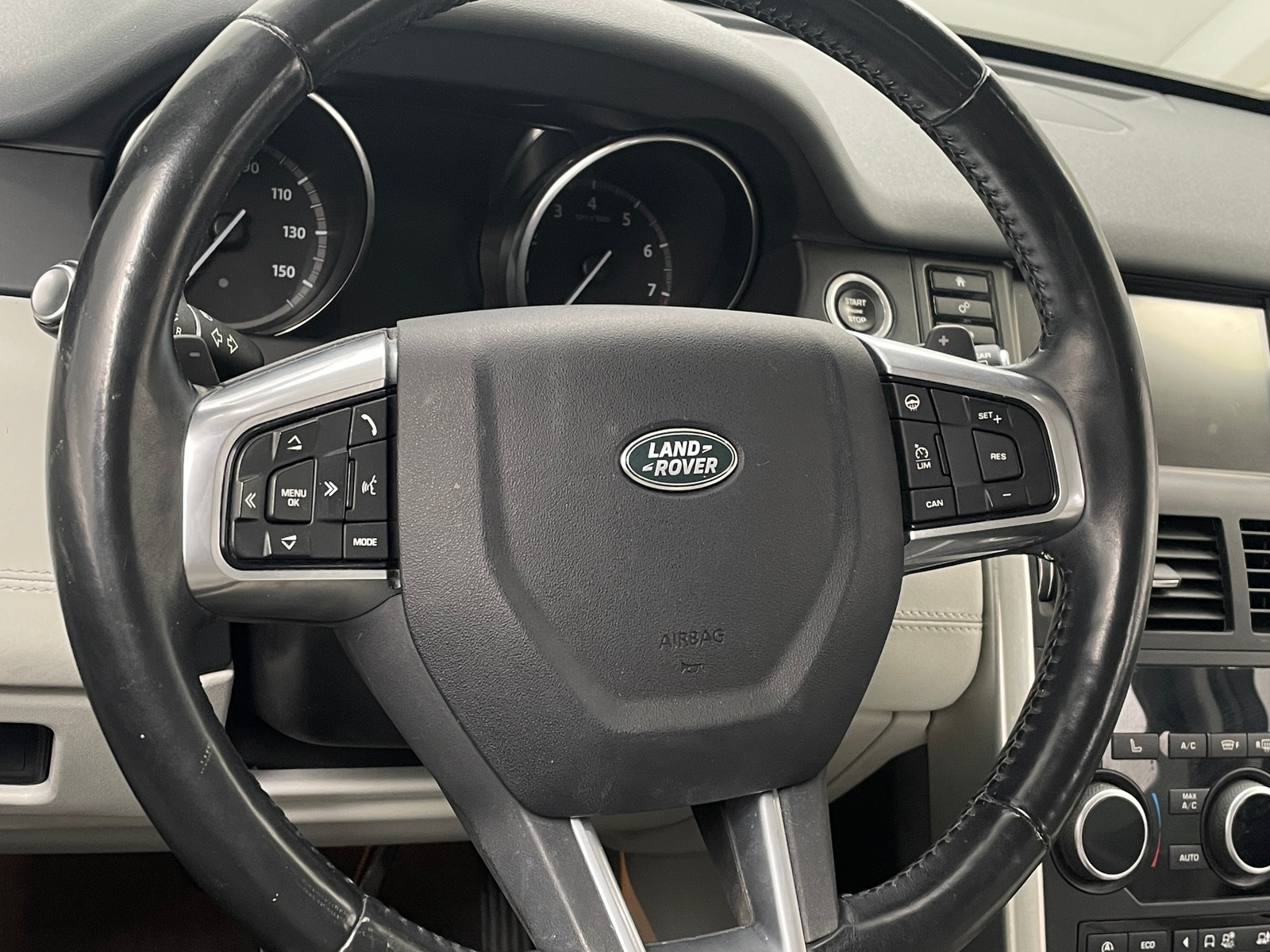 Thumbnail: 2017 Land Rover Discovery Sport - 4