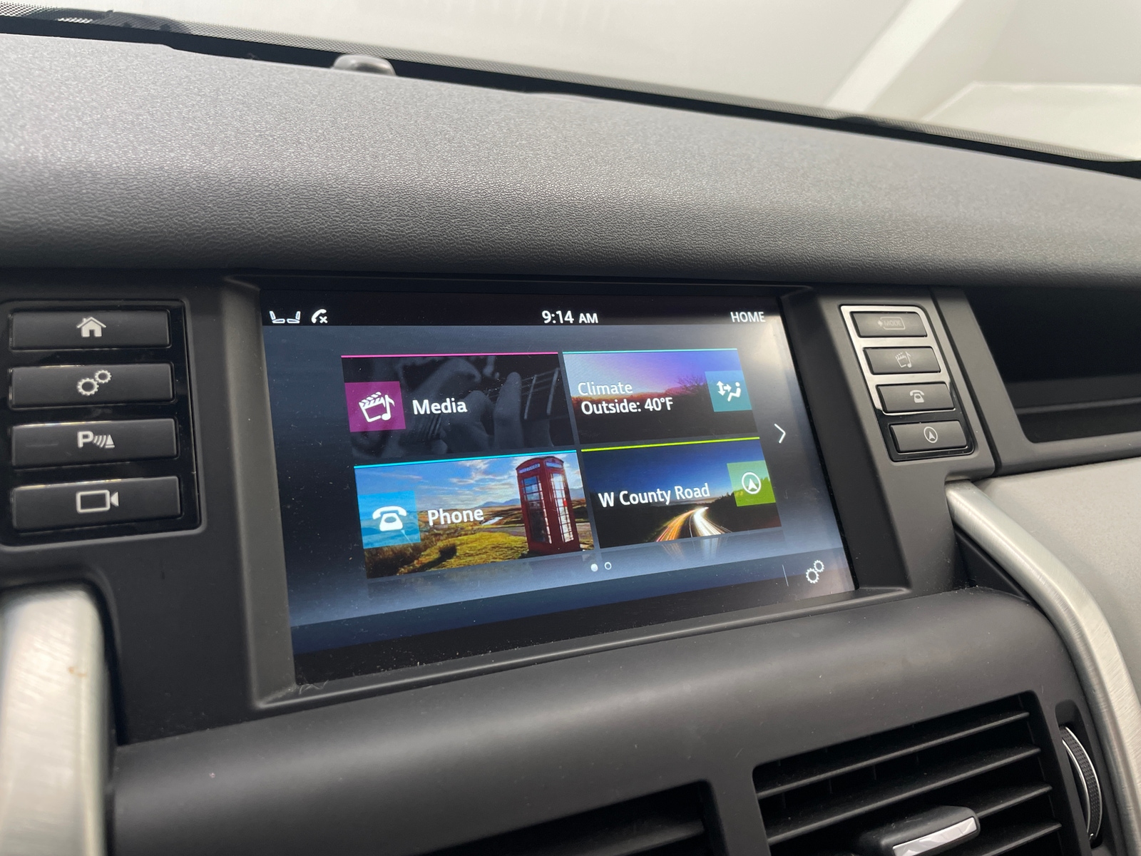 Thumbnail: 2017 Land Rover Discovery Sport - 3