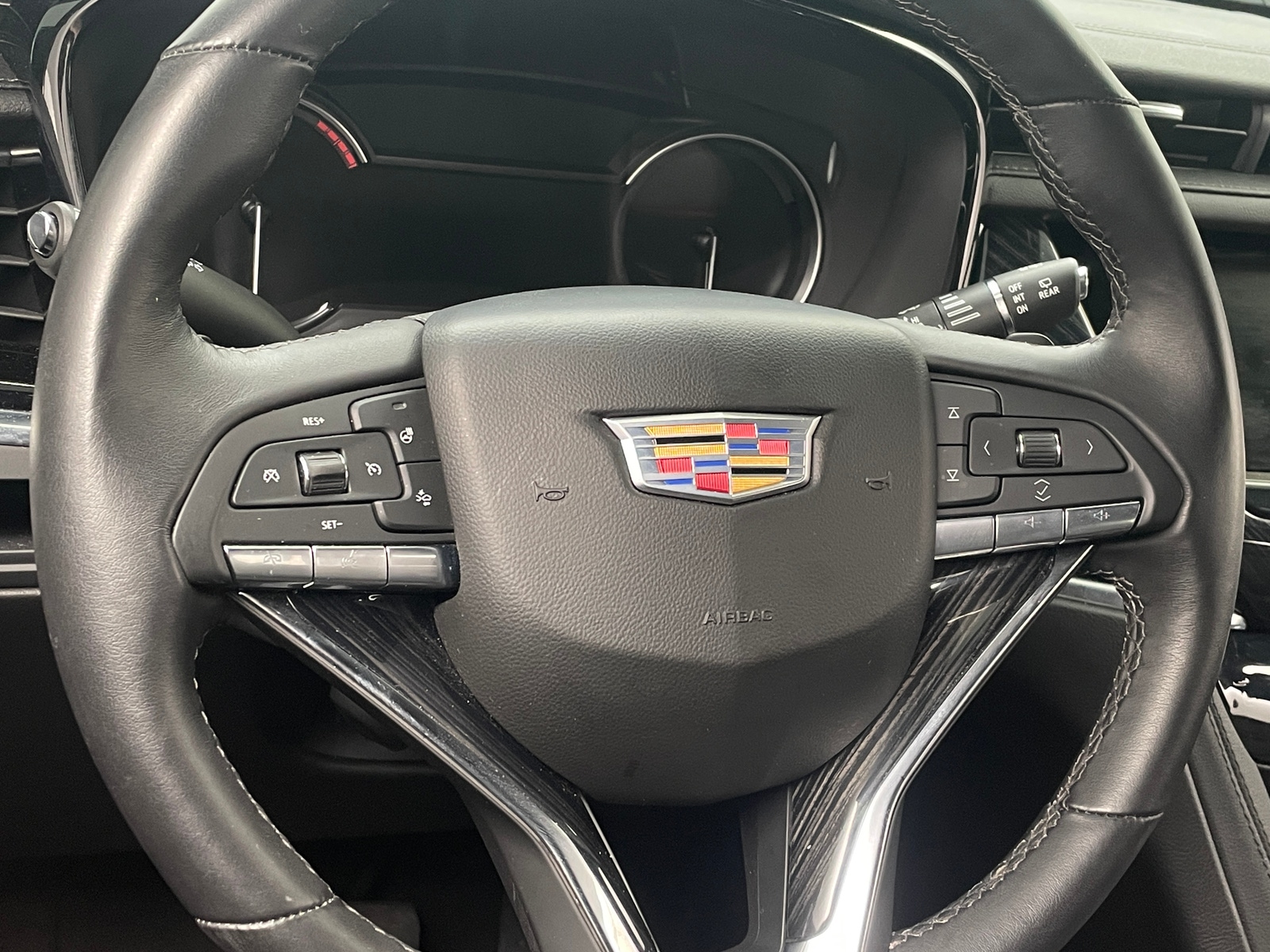 Thumbnail: 2025 Cadillac XT6 - 4