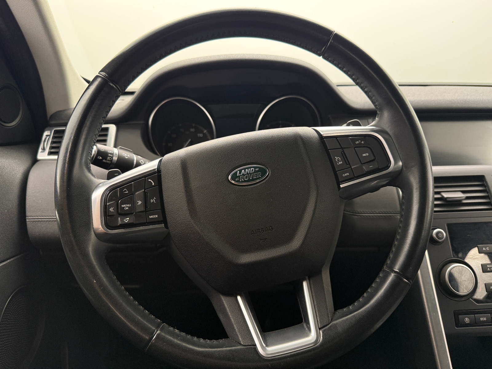 Thumbnail: 2018 Land Rover Discovery Sport - 4