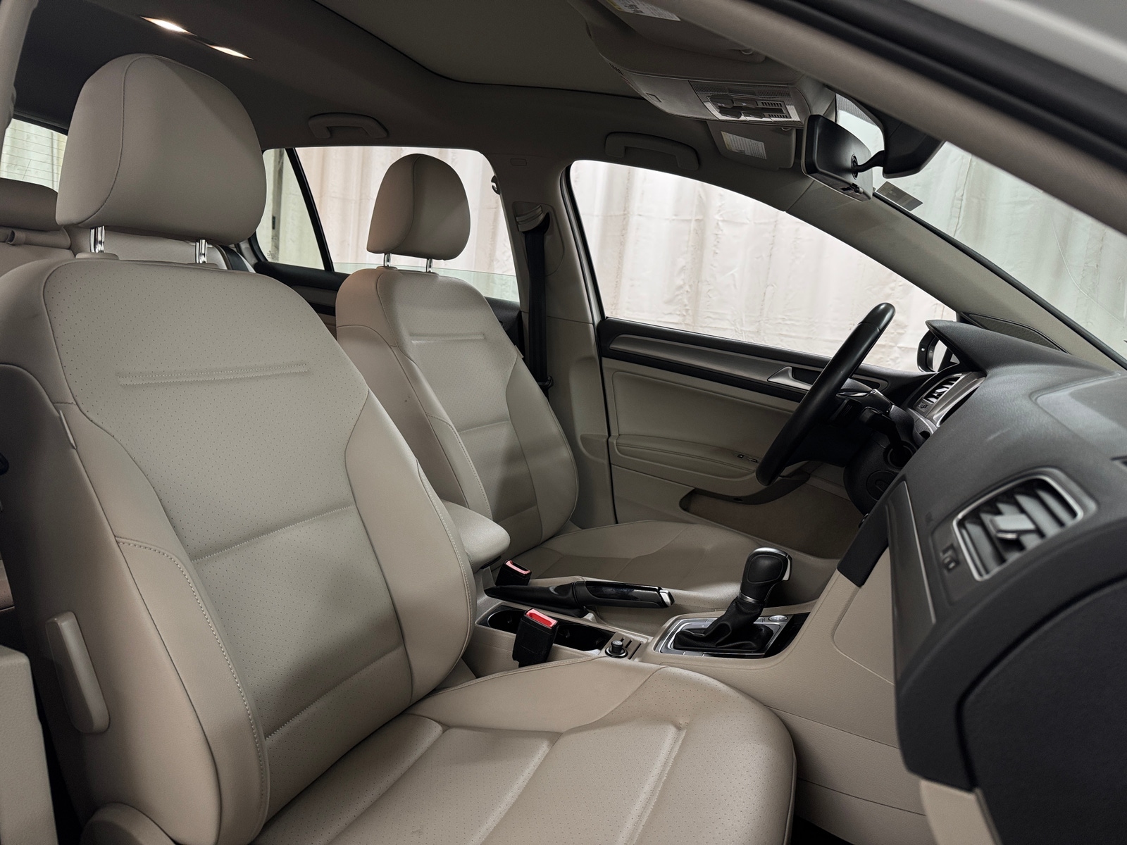 Thumbnail: 2017 Volkswagen Golf - 2