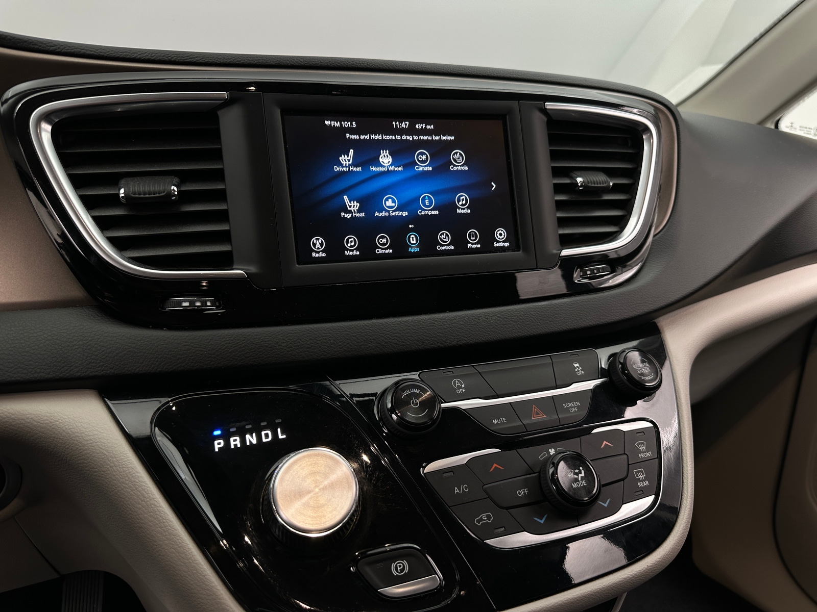 Thumbnail: 2020 Chrysler Voyager - 4