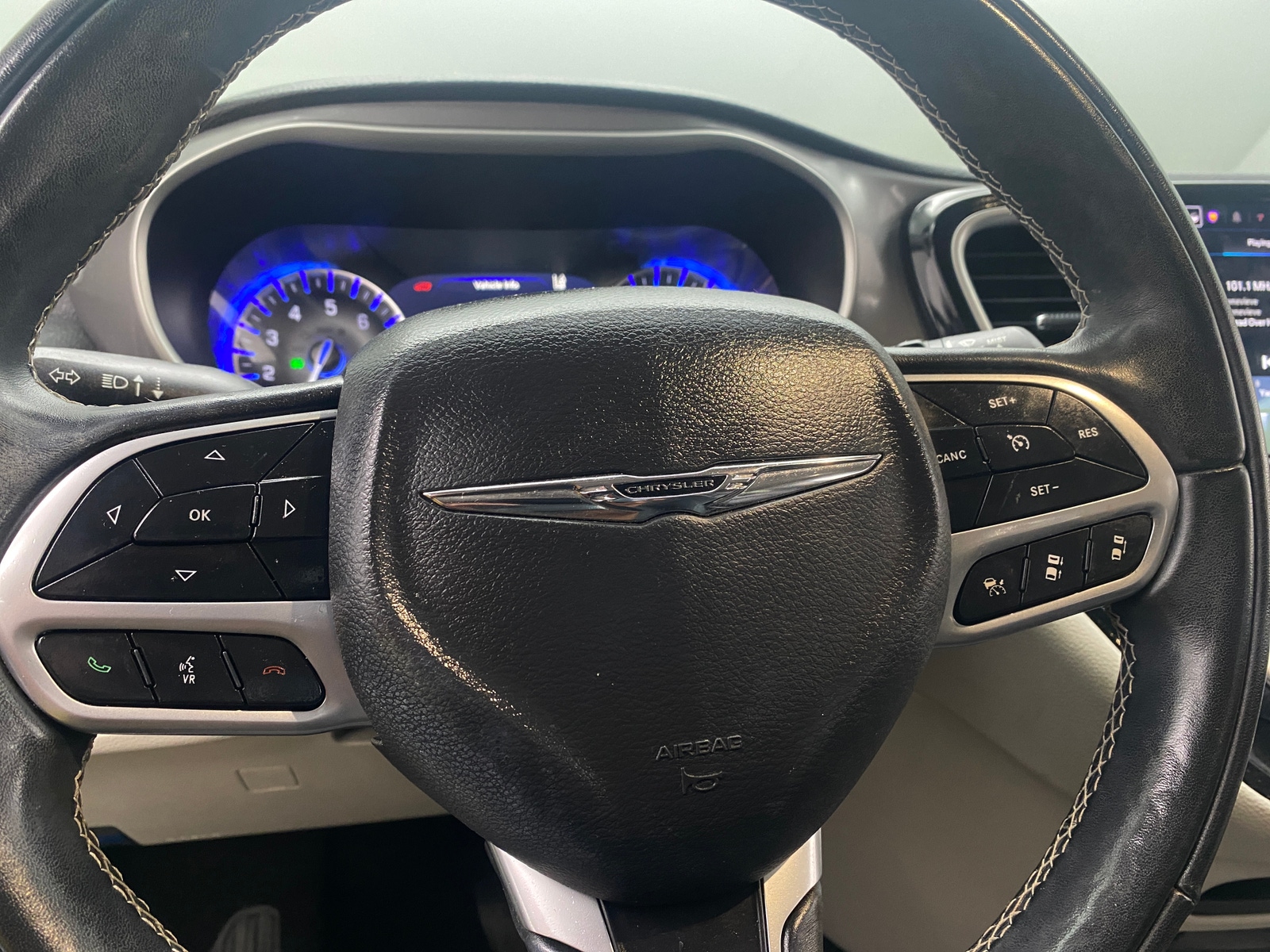 Thumbnail: 2022 Chrysler Pacifica - 4