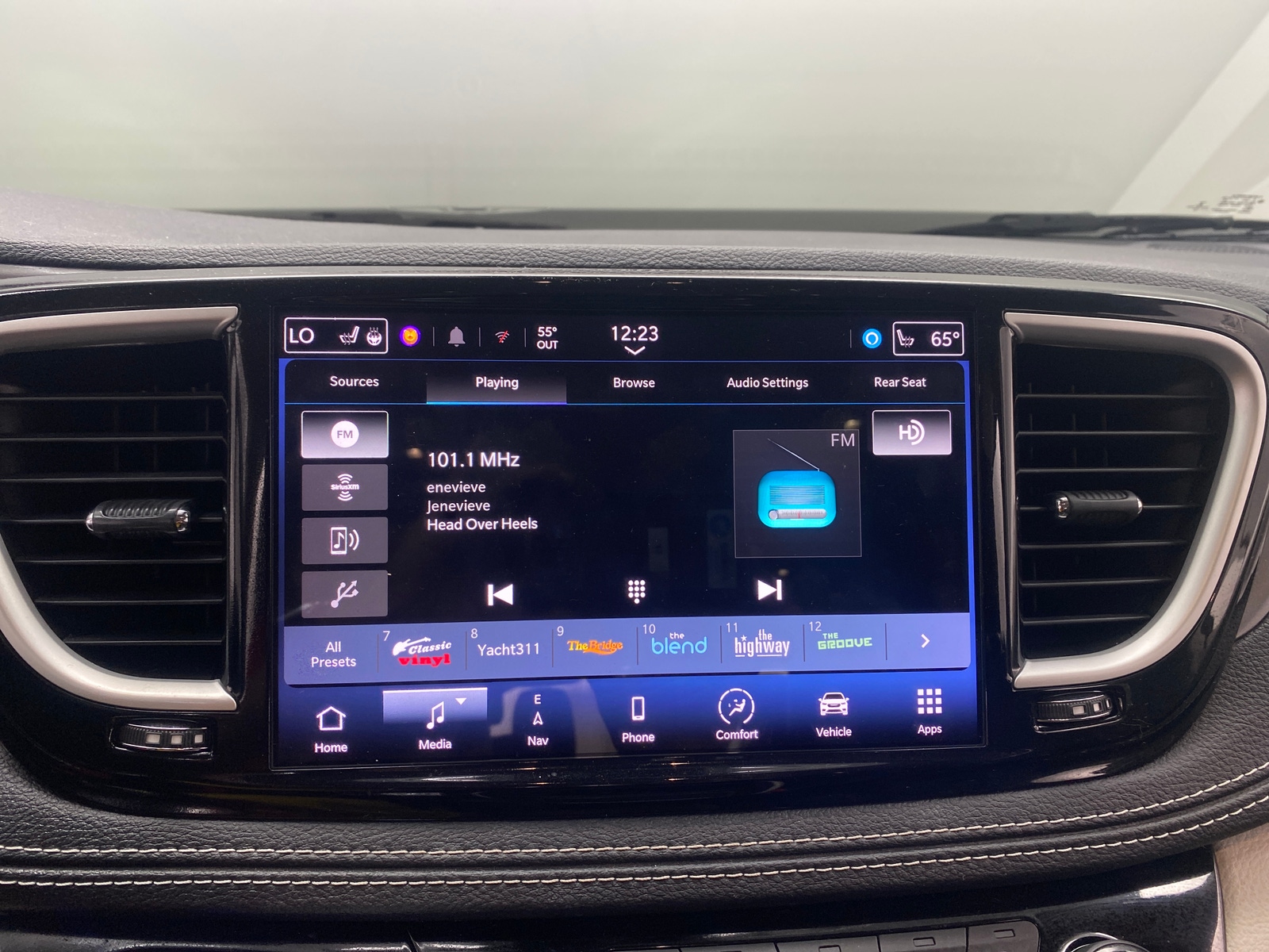 Thumbnail: 2022 Chrysler Pacifica - 3