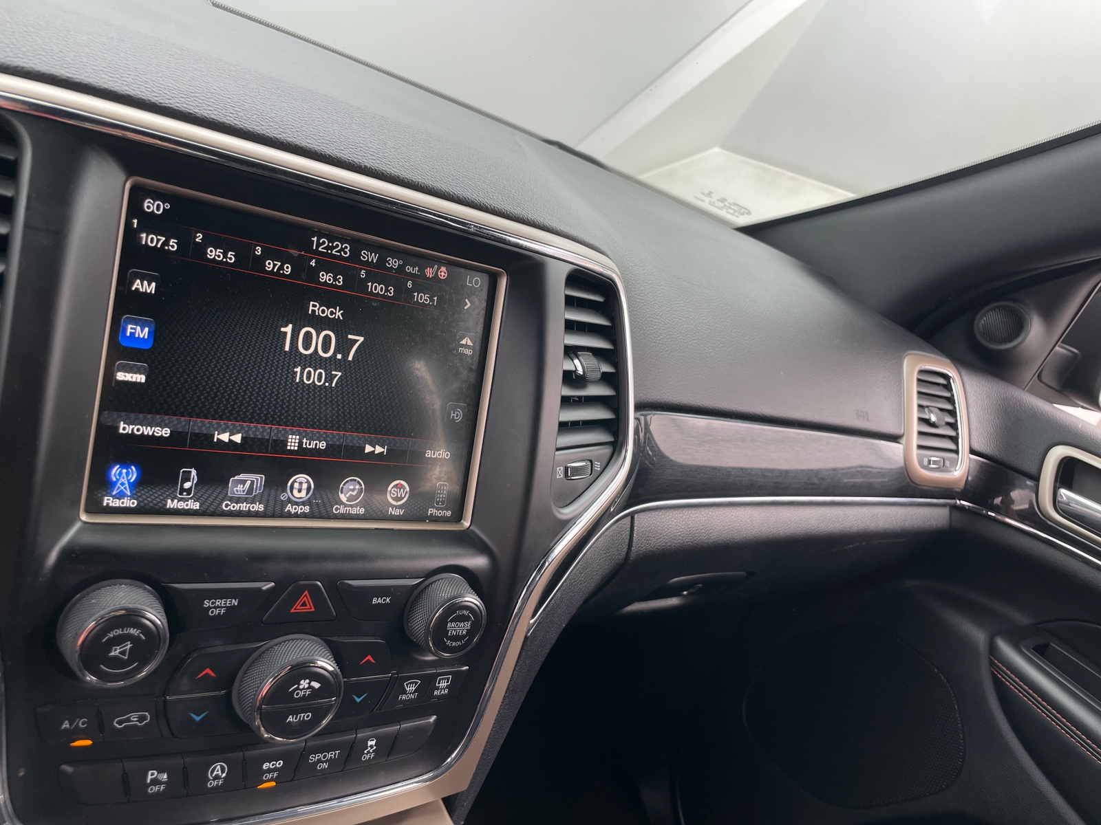 Thumbnail: 2016 Jeep Grand Cherokee - 3