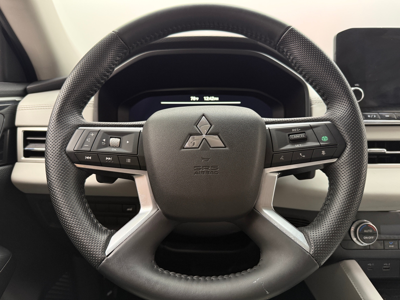 Thumbnail: 2024 Mitsubishi Outlander - 4