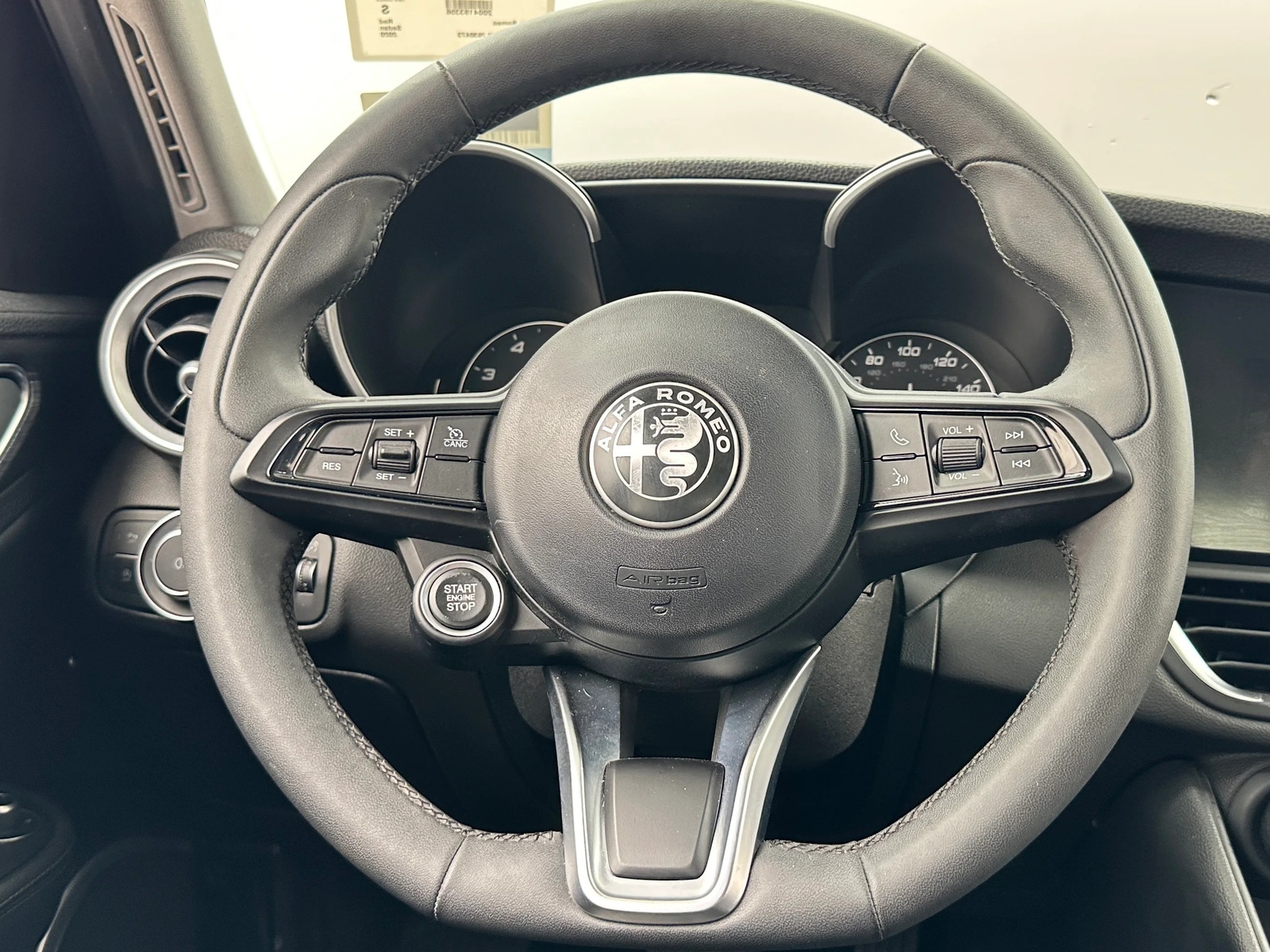 Thumbnail: 2020 Alfa Romeo Giulia - 4