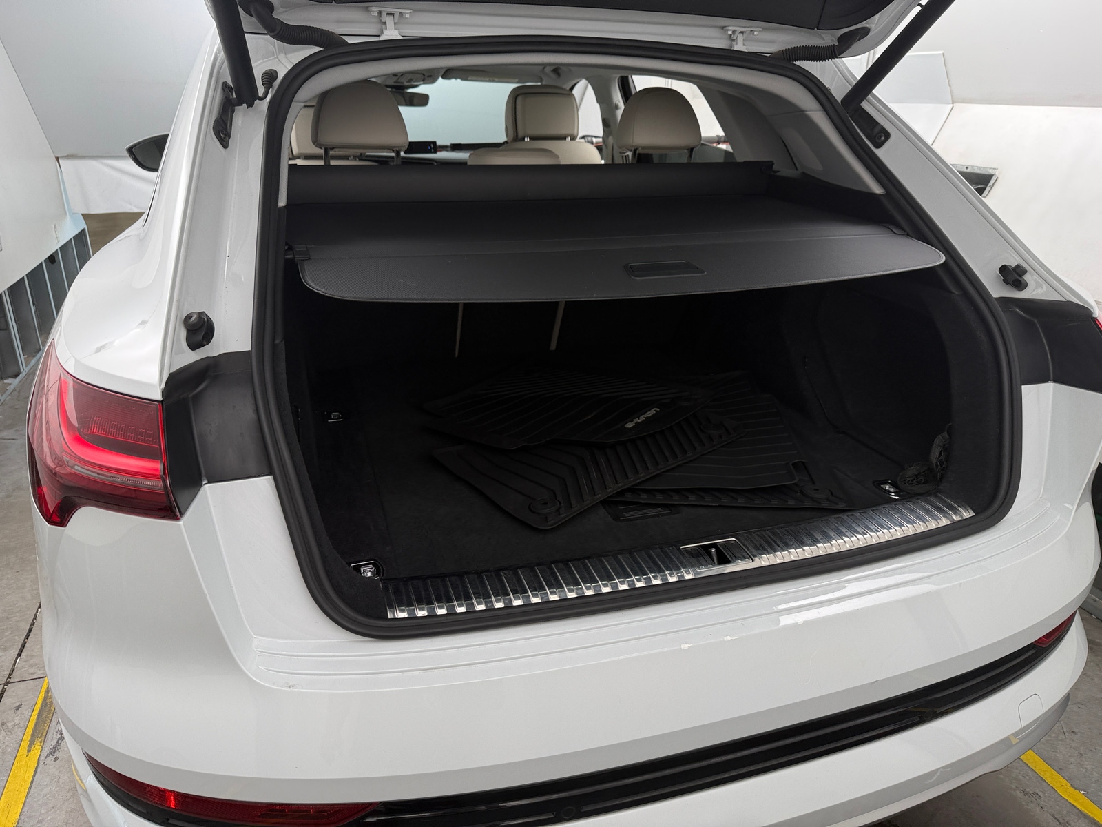 Thumbnail: 2019 Audi e-tron - 6