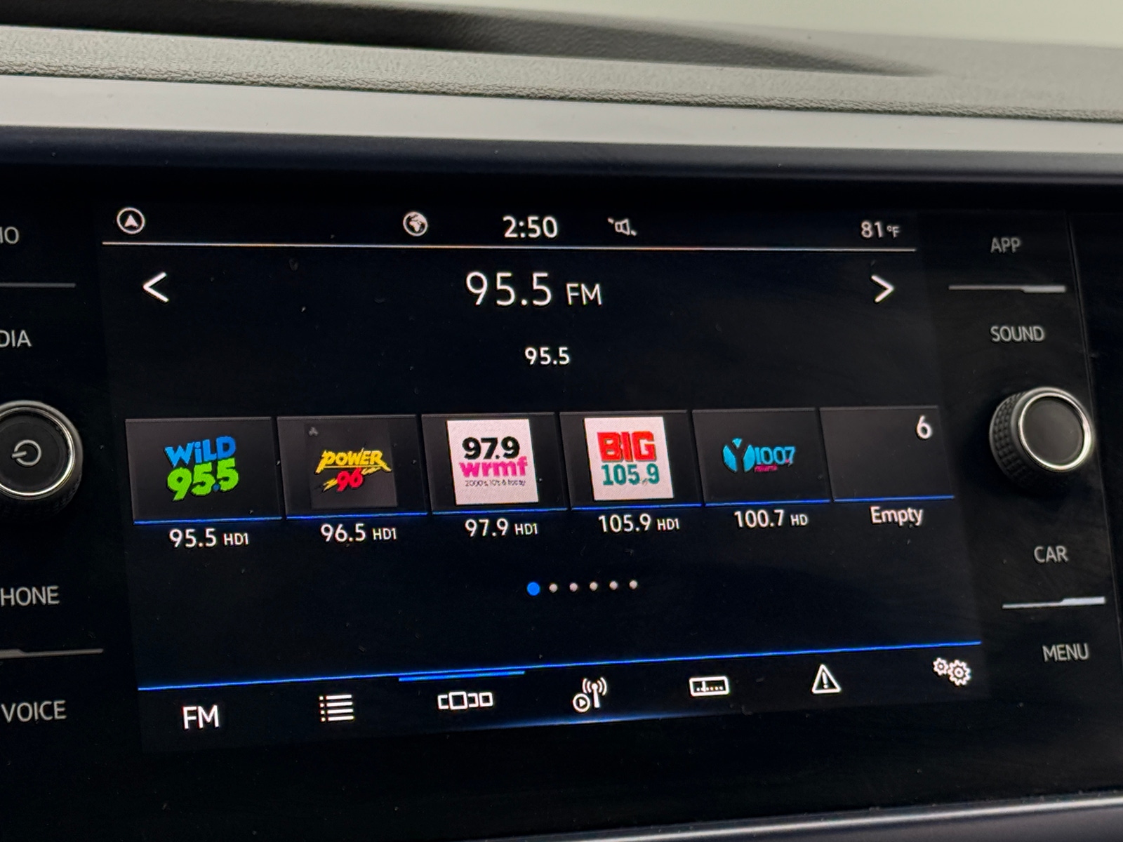 Thumbnail: 2023 Volkswagen Taos - 4