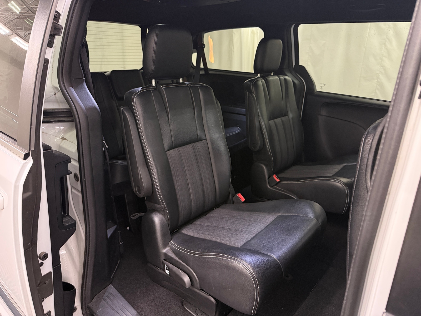 Thumbnail: 2015 Chrysler Town & Country - 5